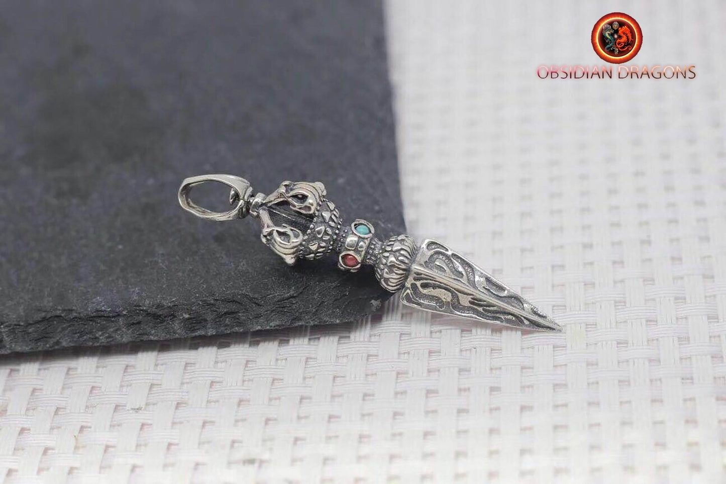 Pendentif bouddhiste tibétain. Phurba, dague rituelle pour chasser les démonsprotection bouddhisme vajrayana. - obsidian dragon