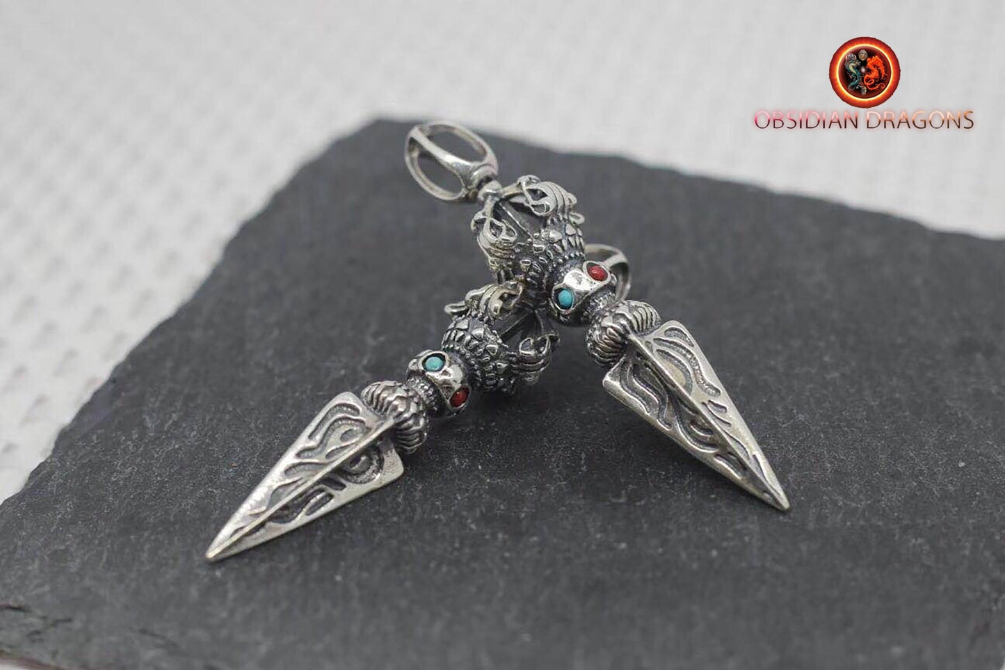 Pendentif bouddhiste tibétain. Phurba, dague rituelle pour chasser les démonsprotection bouddhisme vajrayana. - obsidian dragon