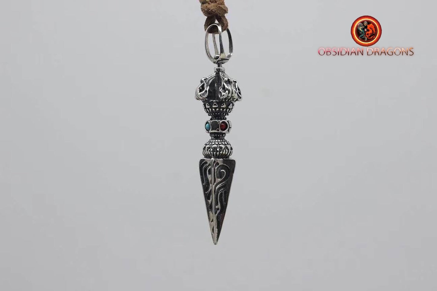 Pendentif bouddhiste tibétain. Phurba, dague rituelle pour chasser les démonsprotection bouddhisme vajrayana. - obsidian dragon