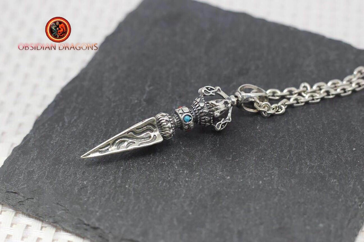 Pendentif bouddhiste tibétain. Phurba, dague rituelle pour chasser les démonsprotection bouddhisme vajrayana. - obsidian dragon