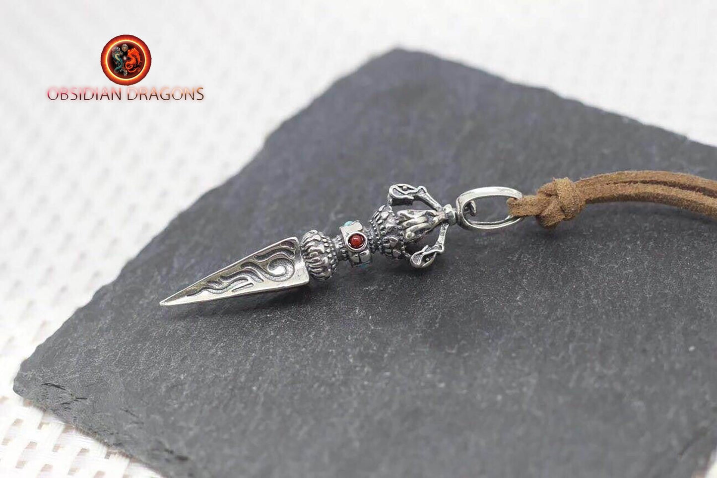 Pendentif bouddhiste tibétain. Phurba, dague rituelle pour chasser les démonsprotection bouddhisme vajrayana. - obsidian dragon