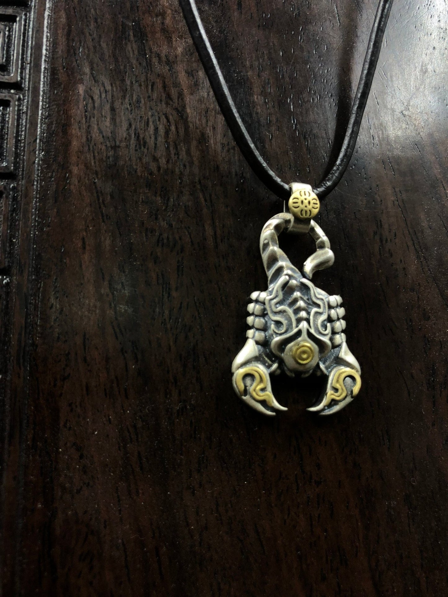 pendentif tibétain, amulette de protection bouddhiste scorpion de padmasambhava (Guru Rinpoché) argent 925 et cuivre, mantra sur le ventre - obsidian dragon