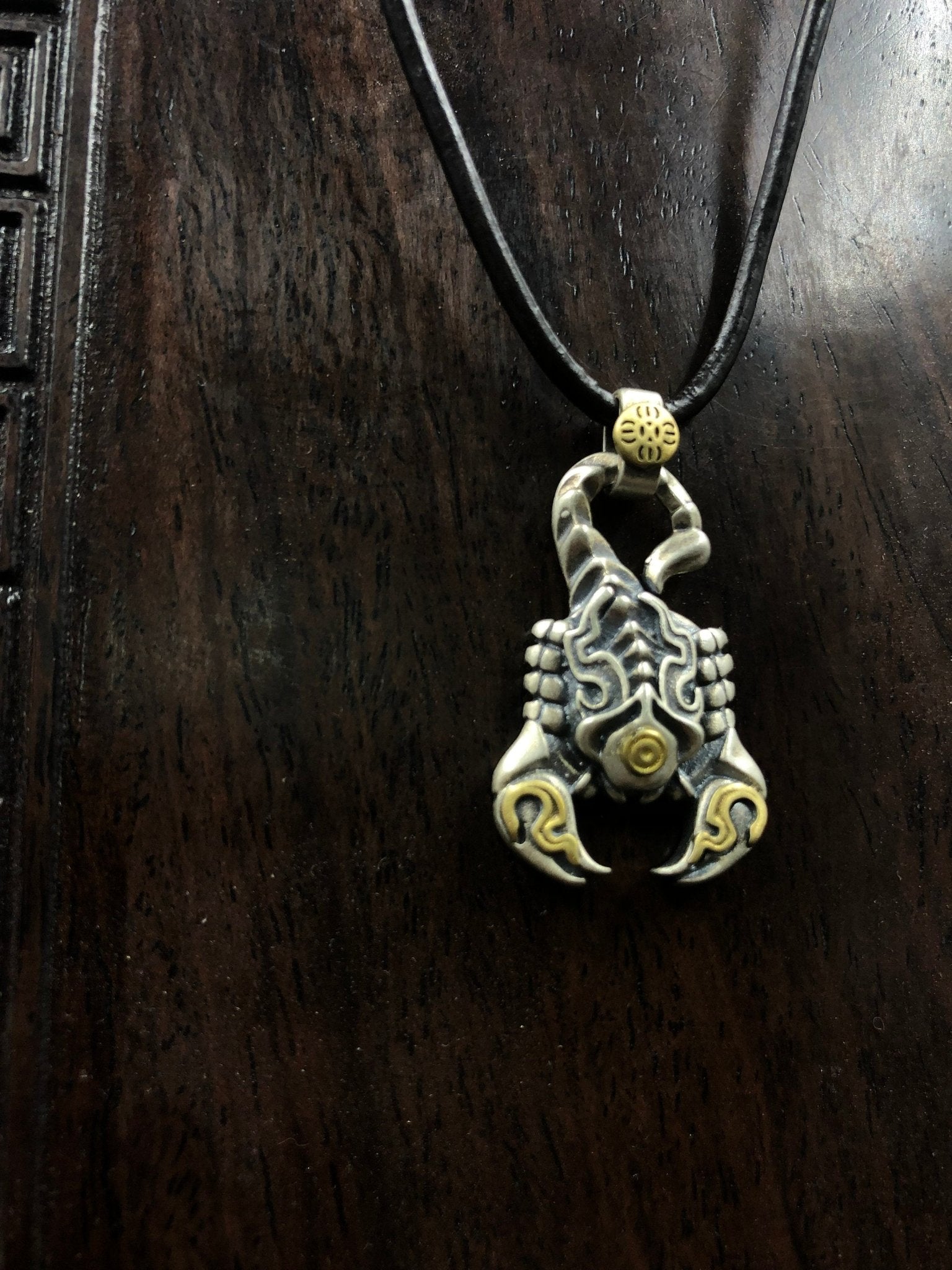 pendentif tibétain, amulette de protection bouddhiste scorpion de padmasambhava (Guru Rinpoché) argent 925 et cuivre, mantra sur le ventre - obsidian dragon