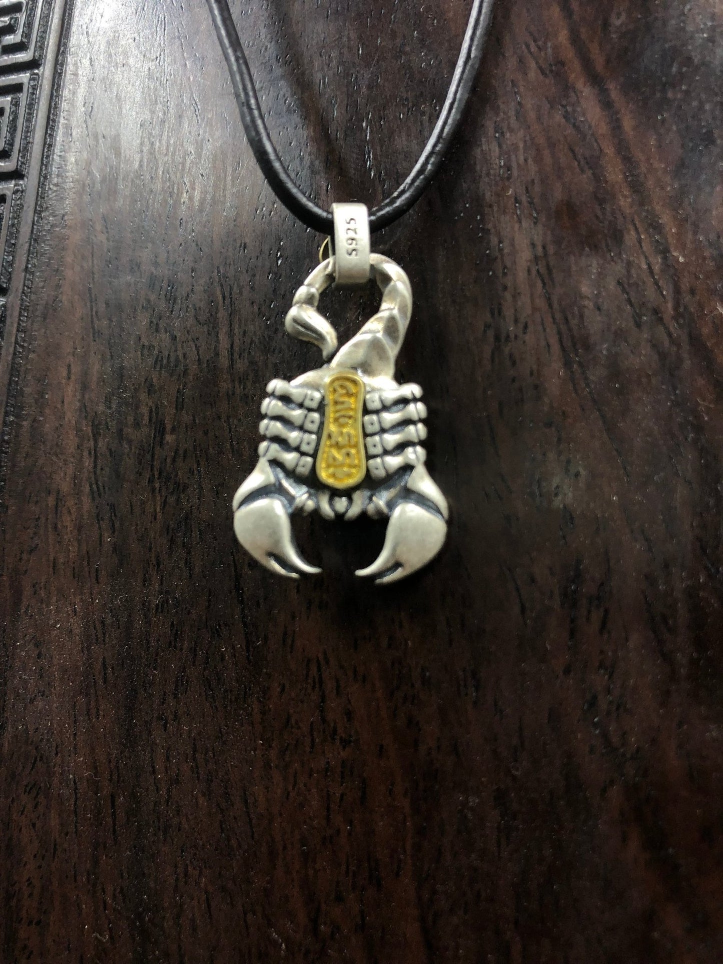 pendentif tibétain, amulette de protection bouddhiste scorpion de padmasambhava (Guru Rinpoché) argent 925 et cuivre, mantra sur le ventre - obsidian dragon