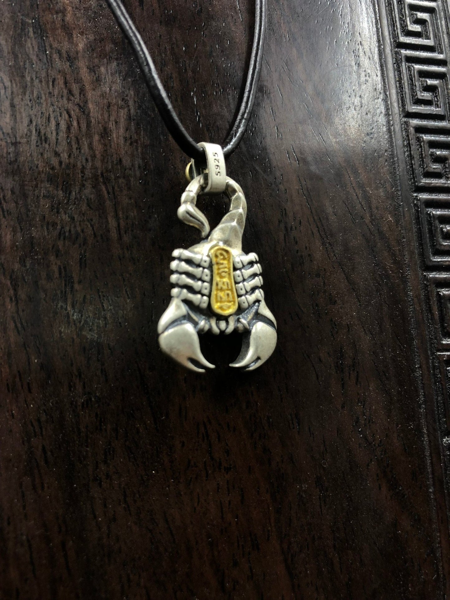pendentif tibétain, amulette de protection bouddhiste scorpion de padmasambhava (Guru Rinpoché) argent 925 et cuivre, mantra sur le ventre - obsidian dragon