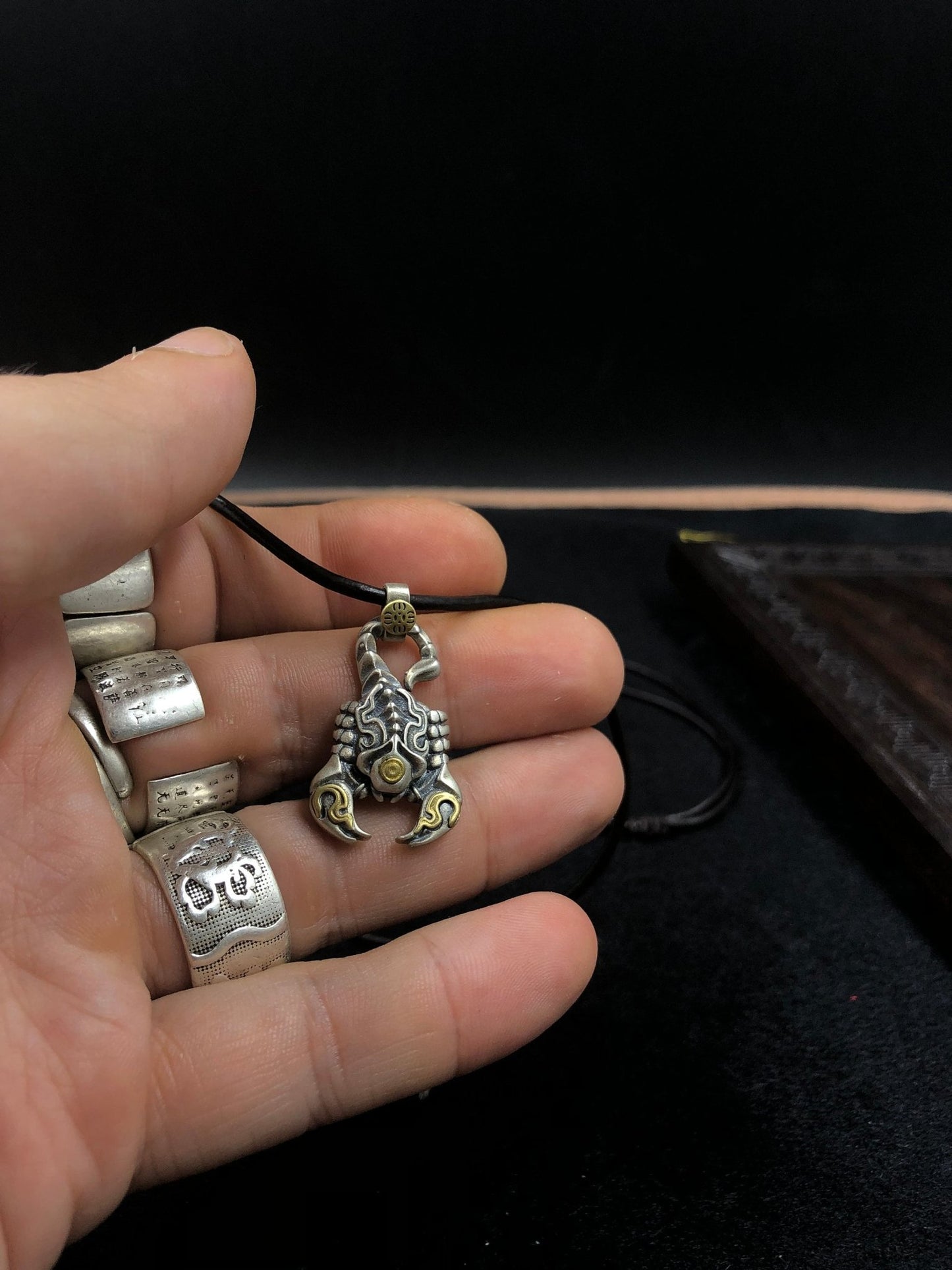 pendentif tibétain, amulette de protection bouddhiste scorpion de padmasambhava (Guru Rinpoché) argent 925 et cuivre, mantra sur le ventre - obsidian dragon