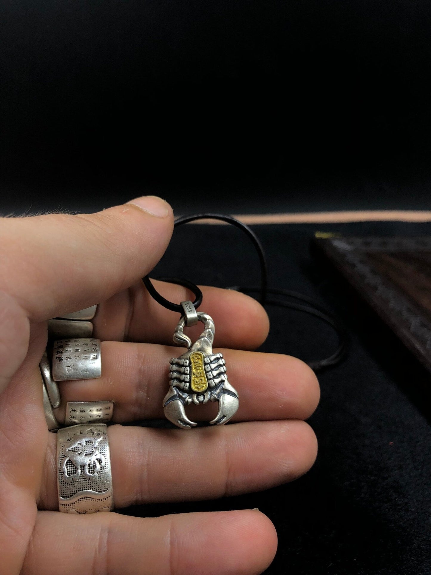 pendentif tibétain, amulette de protection bouddhiste scorpion de padmasambhava (Guru Rinpoché) argent 925 et cuivre, mantra sur le ventre - obsidian dragon