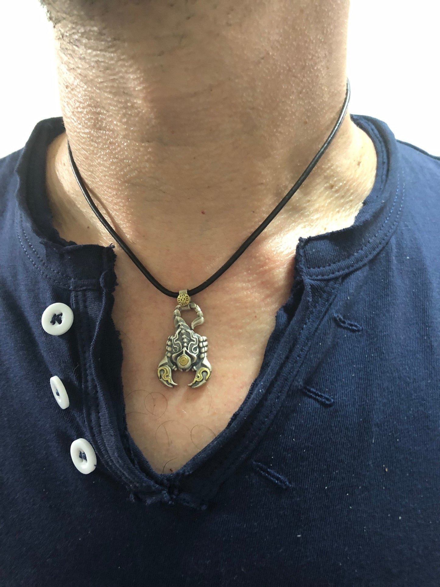 pendentif tibétain, amulette de protection bouddhiste scorpion de padmasambhava (Guru Rinpoché) argent 925 et cuivre, mantra sur le ventre - obsidian dragon