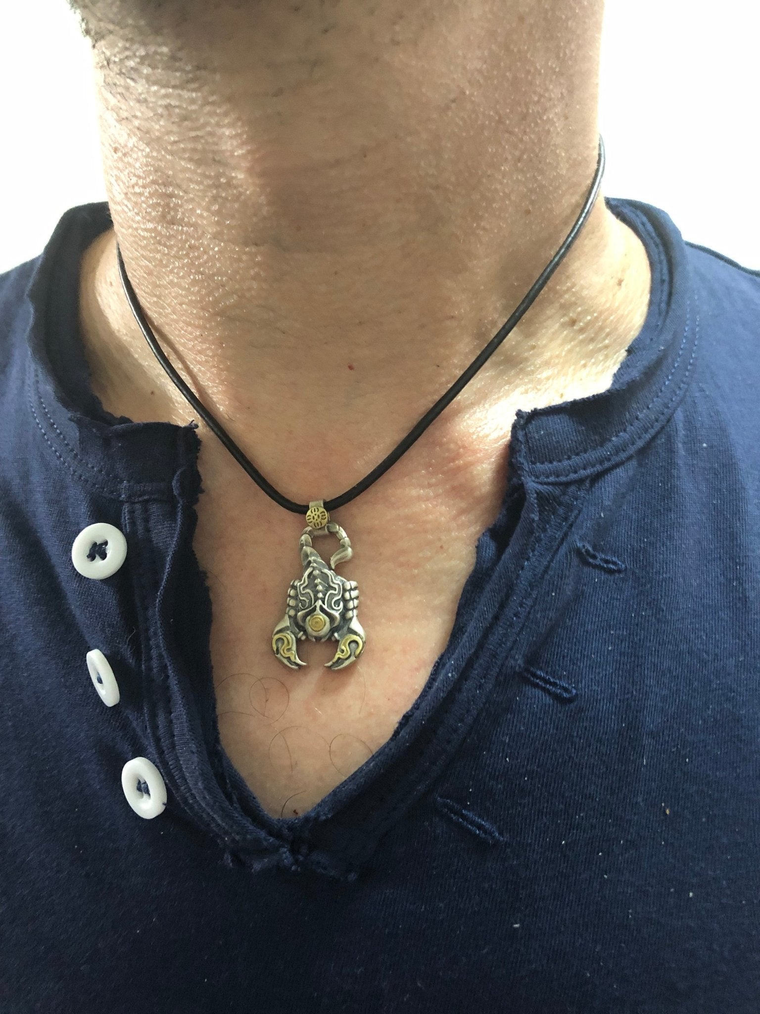 pendentif tibétain, amulette de protection bouddhiste scorpion de padmasambhava (Guru Rinpoché) argent 925 et cuivre, mantra sur le ventre - obsidian dragon