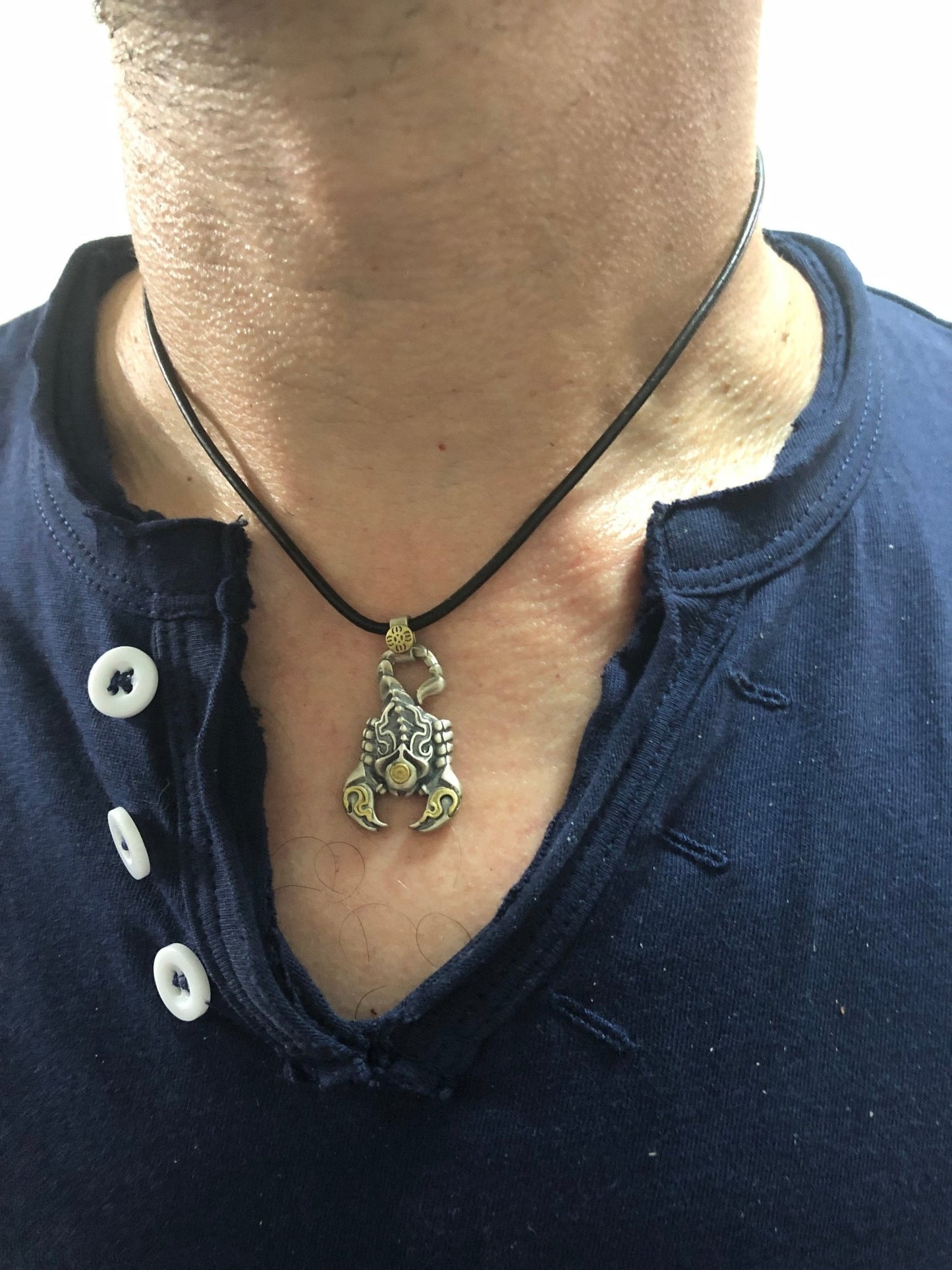 pendentif tibétain, amulette de protection bouddhiste scorpion de padmasambhava (Guru Rinpoché) argent 925 et cuivre, mantra sur le ventre - obsidian dragon