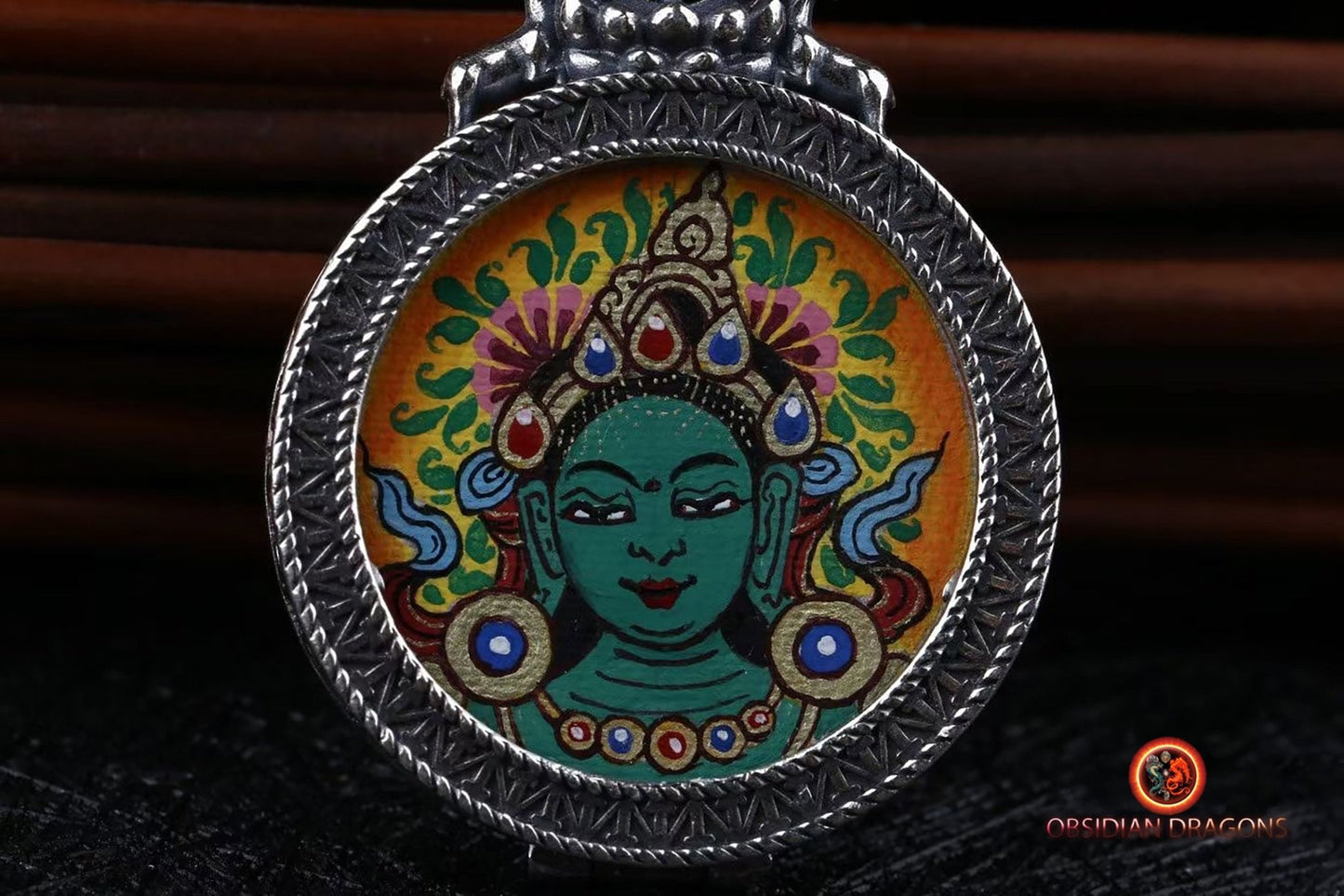 Pendentif Tara Verte : Sagesse et Protection - Tangka Traditionnel