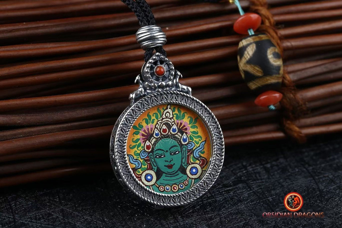 Pendentif Tara Verte : Sagesse et Protection - Tangka Traditionnel