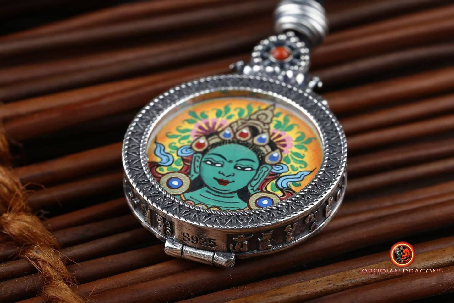 Pendentif Tara Verte : Sagesse et Protection - Tangka Traditionnel