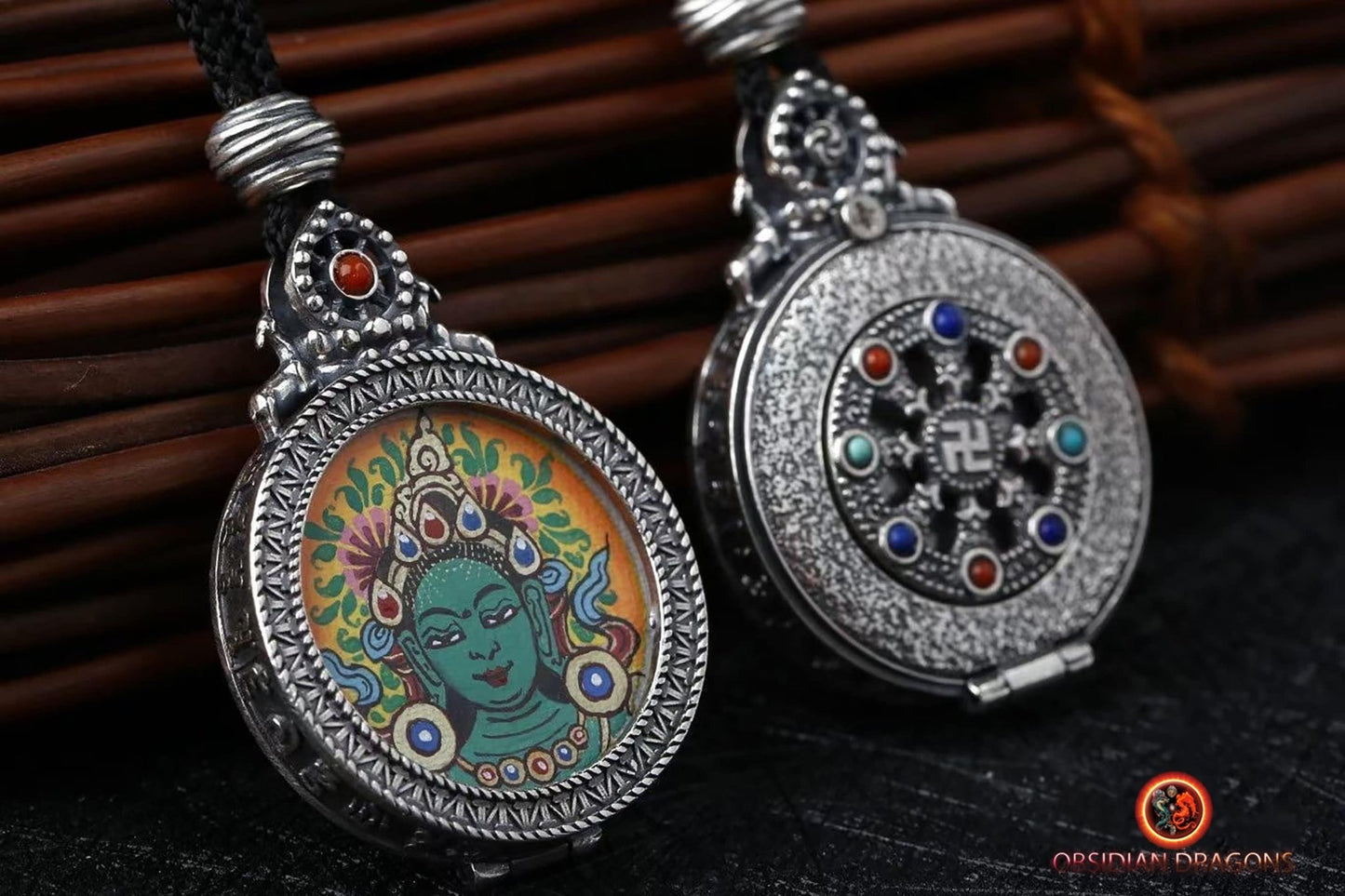 Pendentif Tara Verte : Sagesse et Protection - Tangka Traditionnel