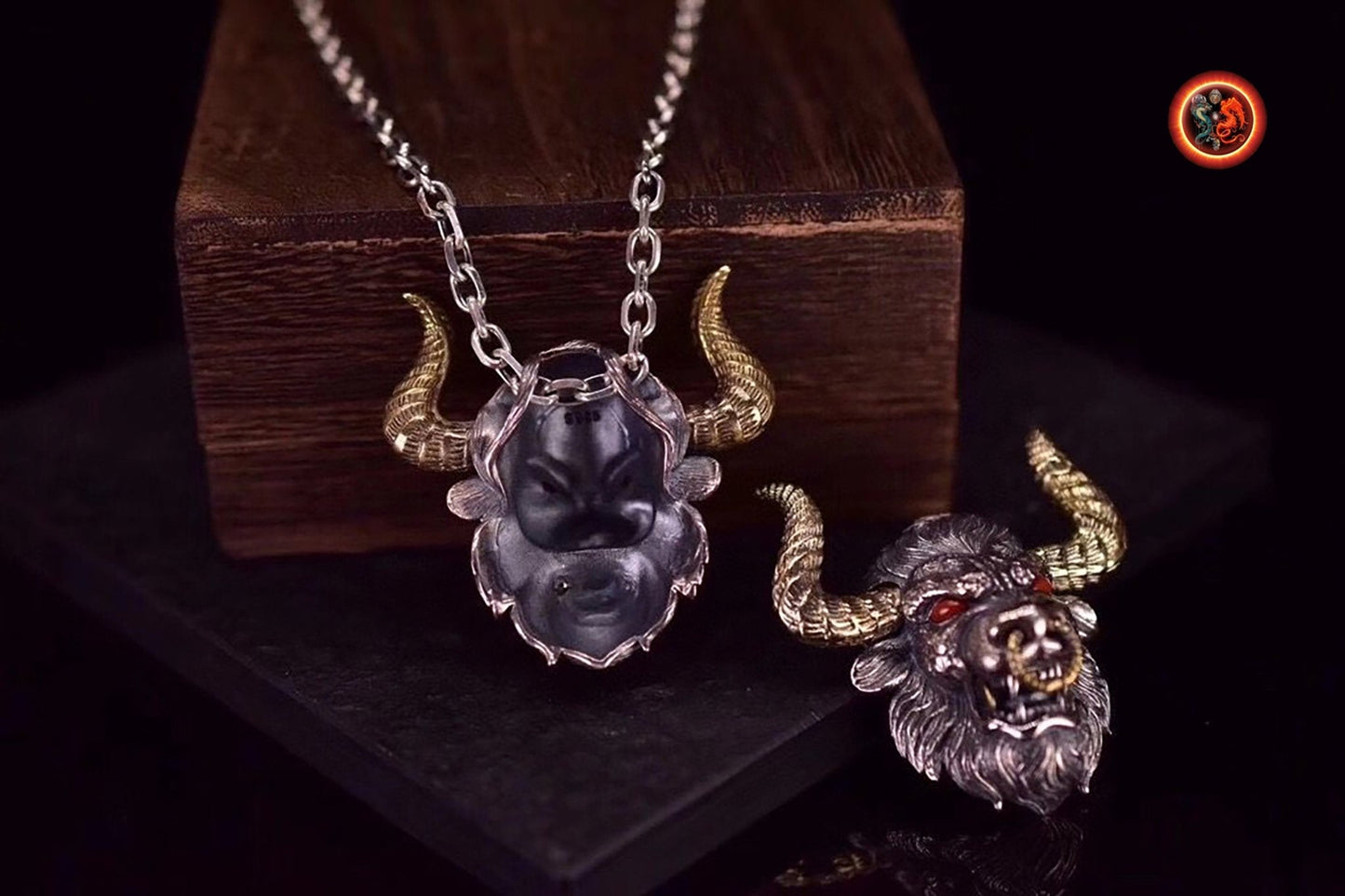 Pendentif tete de taureau buffle Argent 925 poinçonné, cuivre, agate dite "nan hong" (rouge du sud) - obsidian dragon