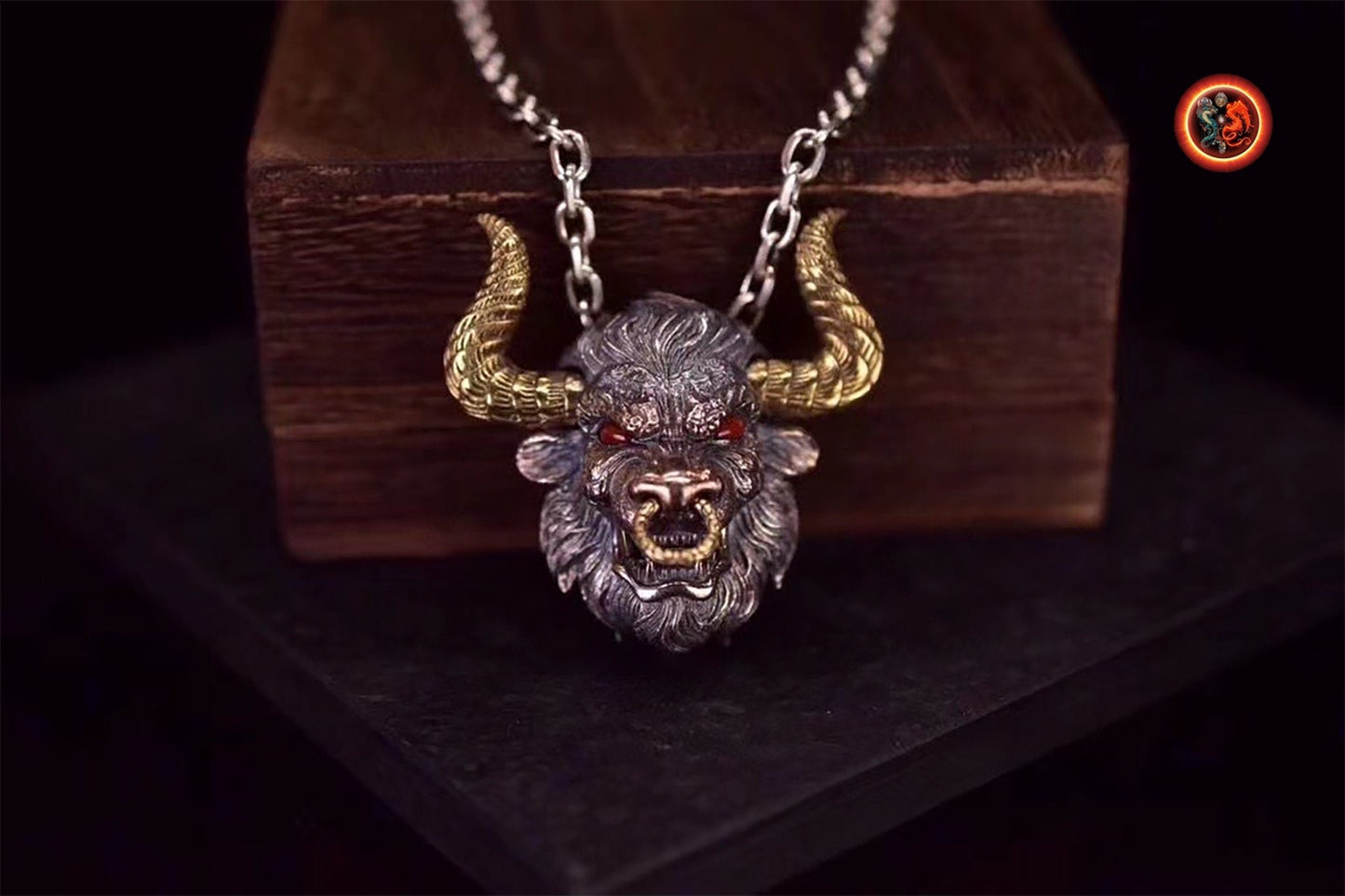 Pendentif tete de taureau buffle Argent 925 poinçonné, cuivre, agate dite "nan hong" (rouge du sud) - obsidian dragon