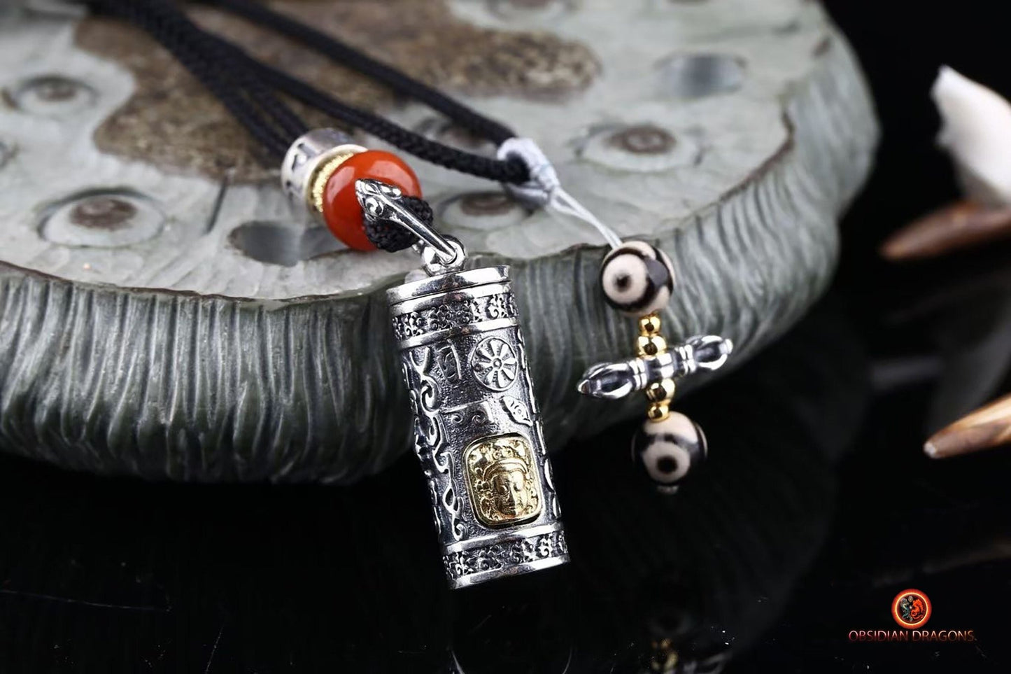 Pendentif reliquaire tibétain- Tara - obsidian dragons