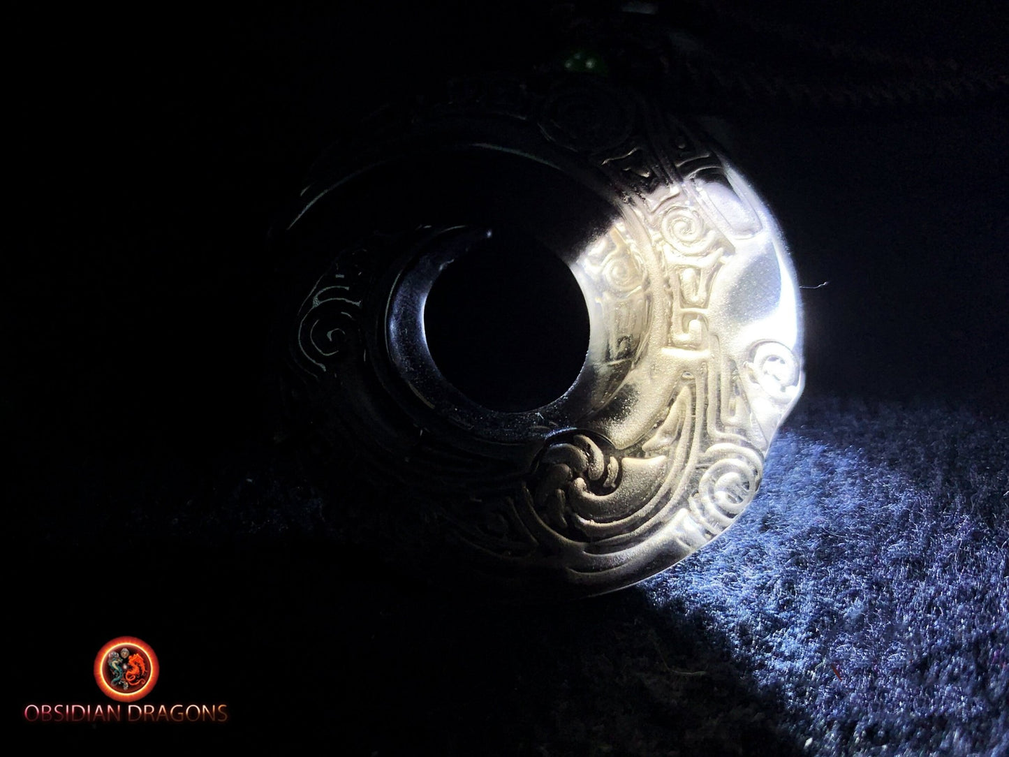 Pendentif tribal en obsidienne- Spirale de Chance