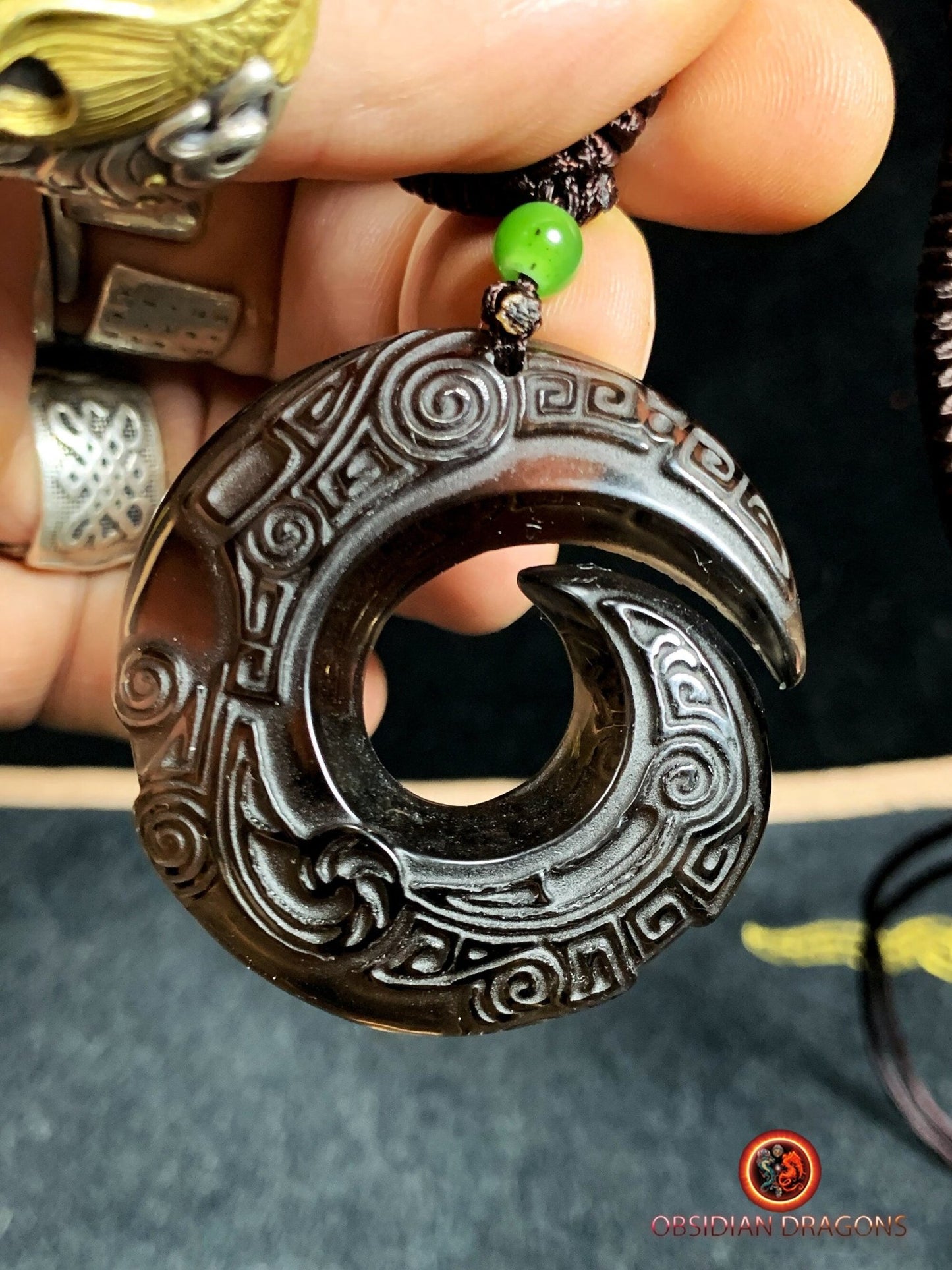 Pendentif tribal en obsidienne- Spirale de Chance