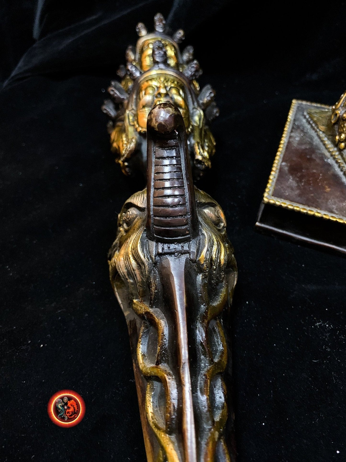 Grand Phurba bouddhiste vajrayana tibetain. Bronze. Dague rituelle - obsidian dragon