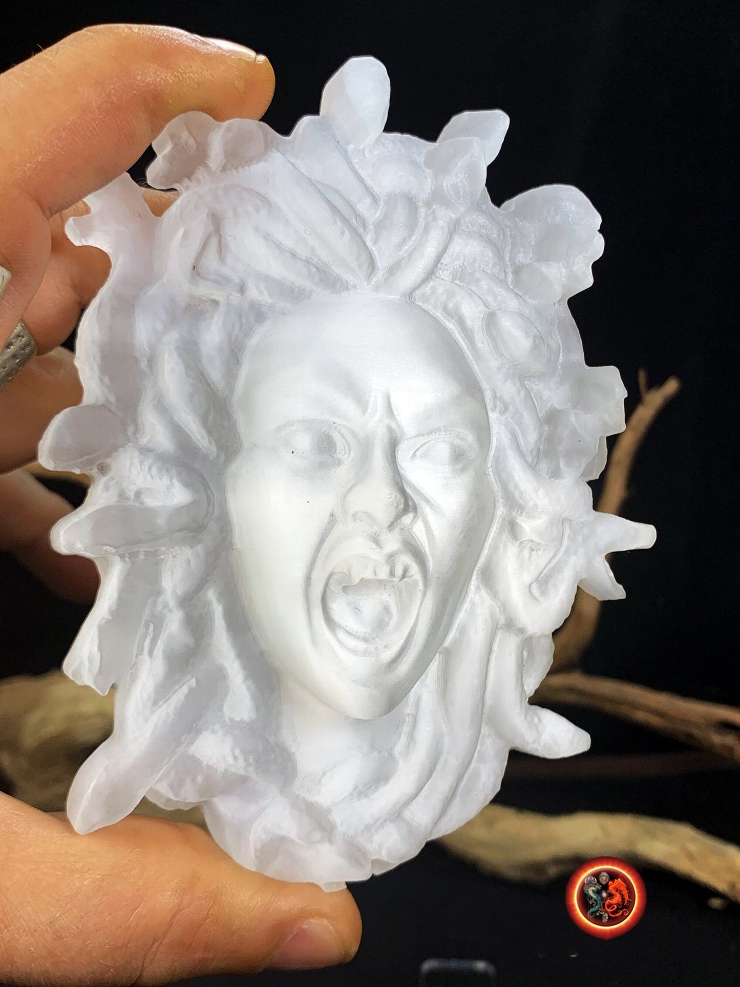 Meduse, gorgone, mythologie grecque. Sculptée artisanalement en gypse. Pièce unique. pierre naturelle, expertisée. Dimensions: 12cm/ 9cm. - obsidian dragon