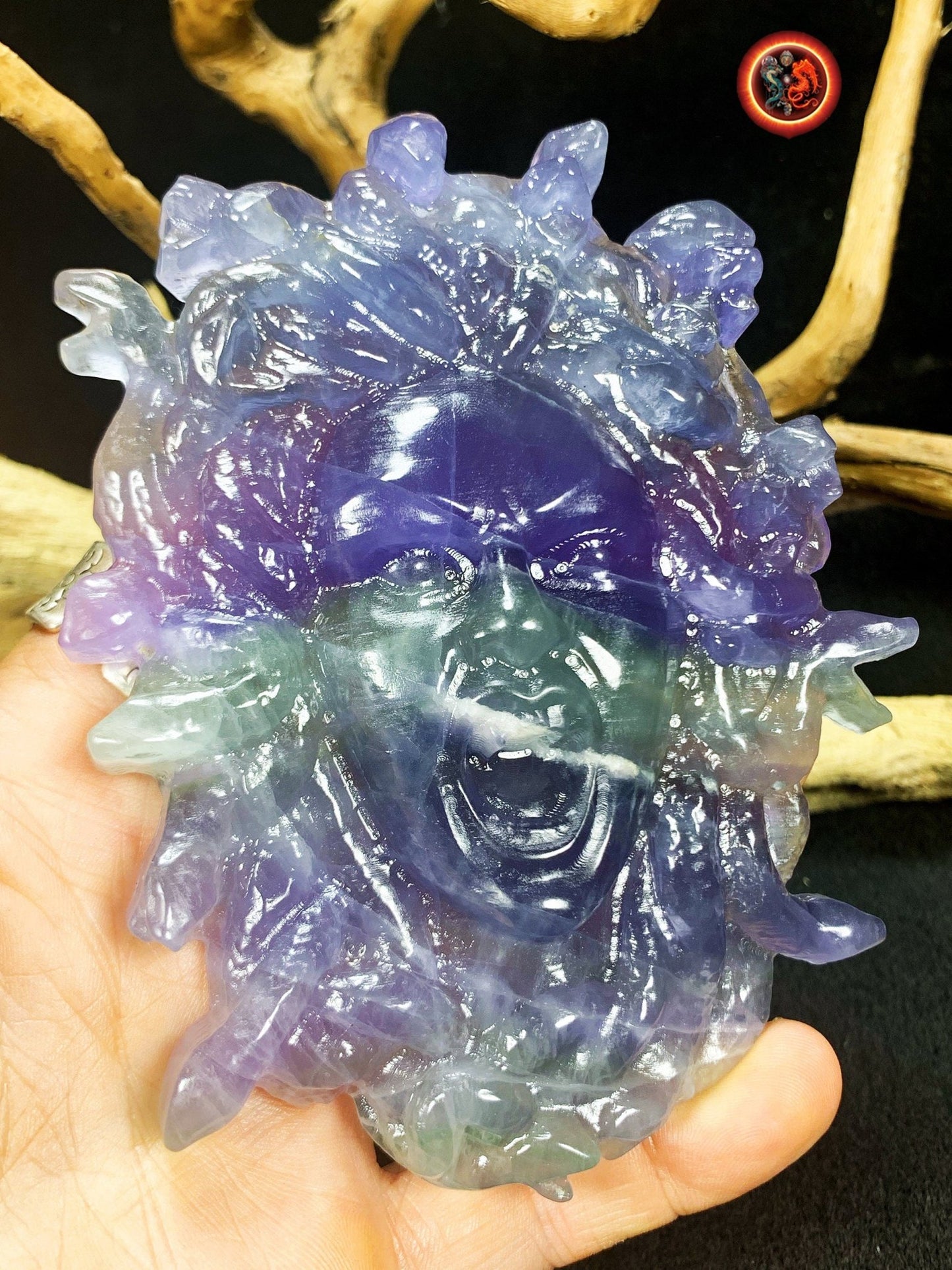 Meduse, gorgone, mythologie grecque. Sculptée artisanalement en fluorite. Pièce unique. pierre naturelle, expertisée. Dimensions: 12cm 9cm. - obsidian dragon