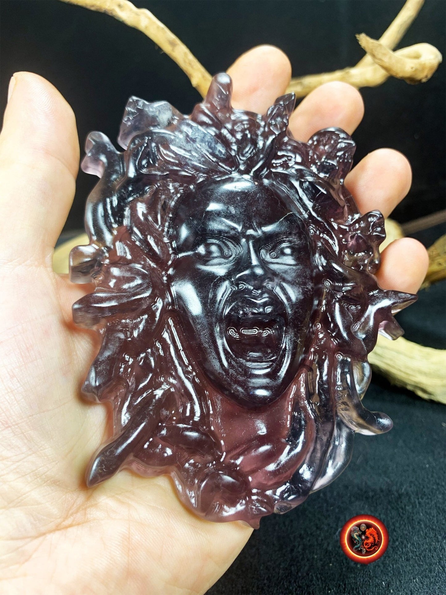 Meduse, gorgone, mythologie grecque. Sculptée artisanalement en fluorite. Pièce unique. pierre naturelle, expertisée. Dimensions: 12cm 9cm. - obsidian dragon