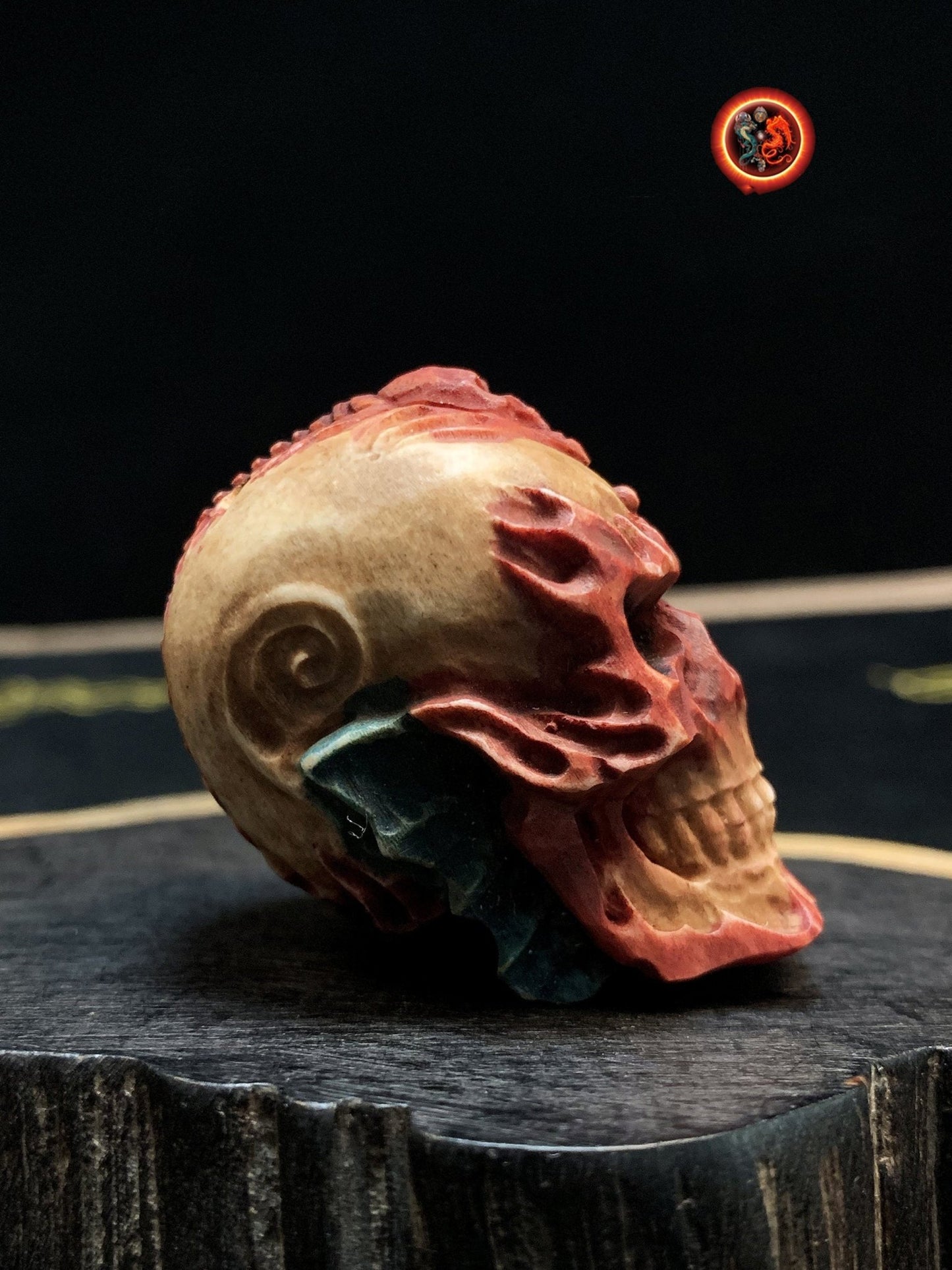 Netsuke, crâne sculpté dans du bois de cerf. Crâne percé en haut possibilité de le porter en pendentif. Pièce rare de collection. - obsidian dragon