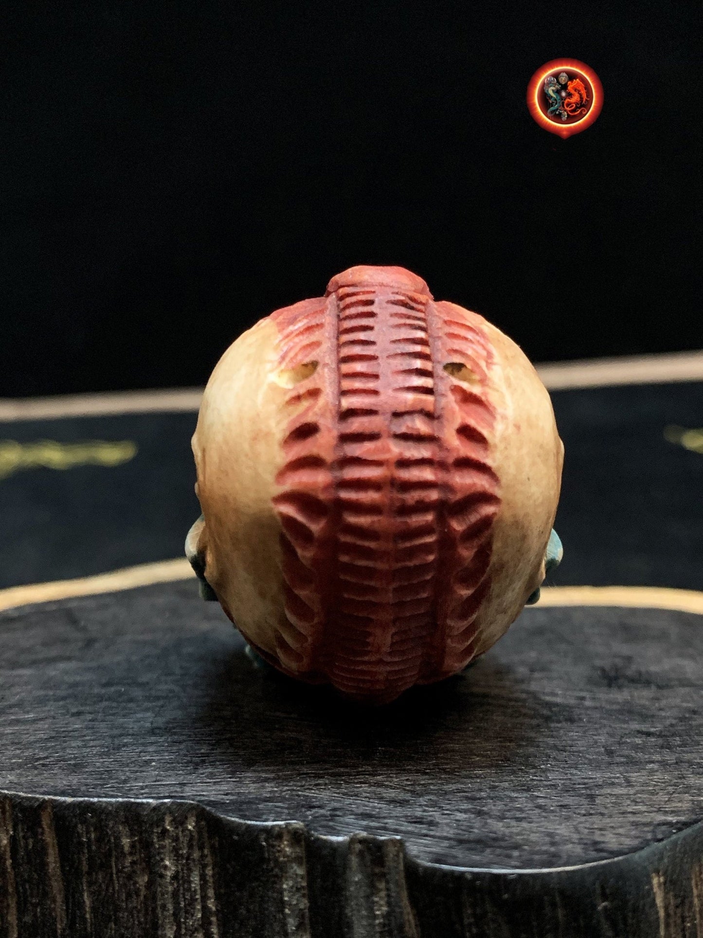 Netsuke, crâne sculpté dans du bois de cerf. Crâne percé en haut possibilité de le porter en pendentif. Pièce rare de collection. - obsidian dragon
