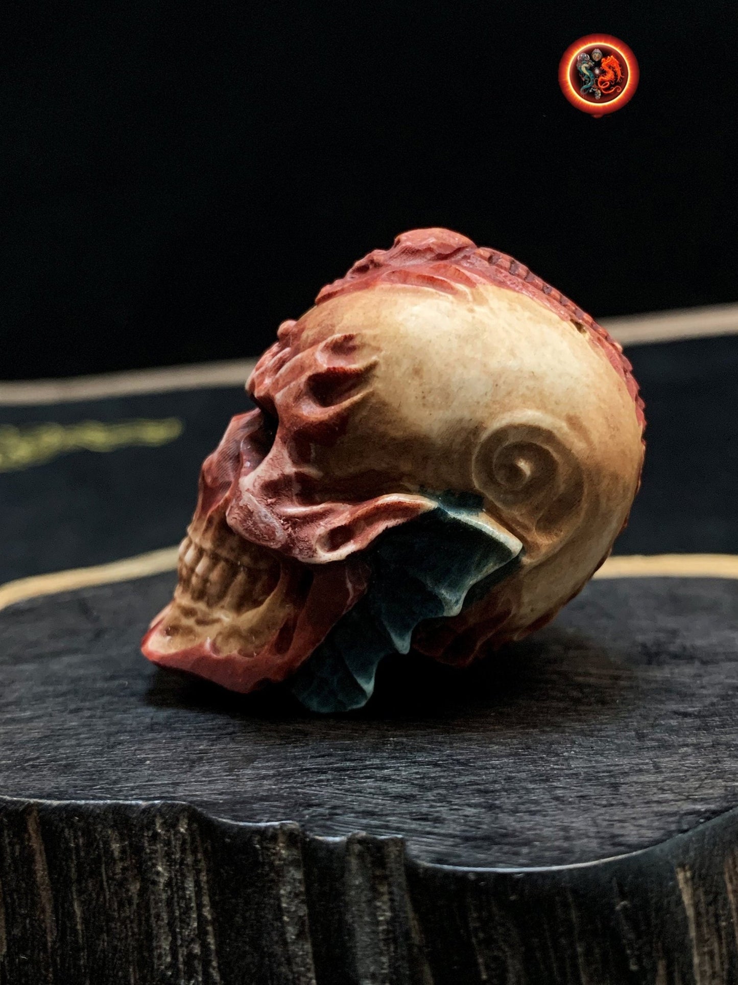 Netsuke, crâne sculpté dans du bois de cerf. Crâne percé en haut possibilité de le porter en pendentif. Pièce rare de collection. - obsidian dragon