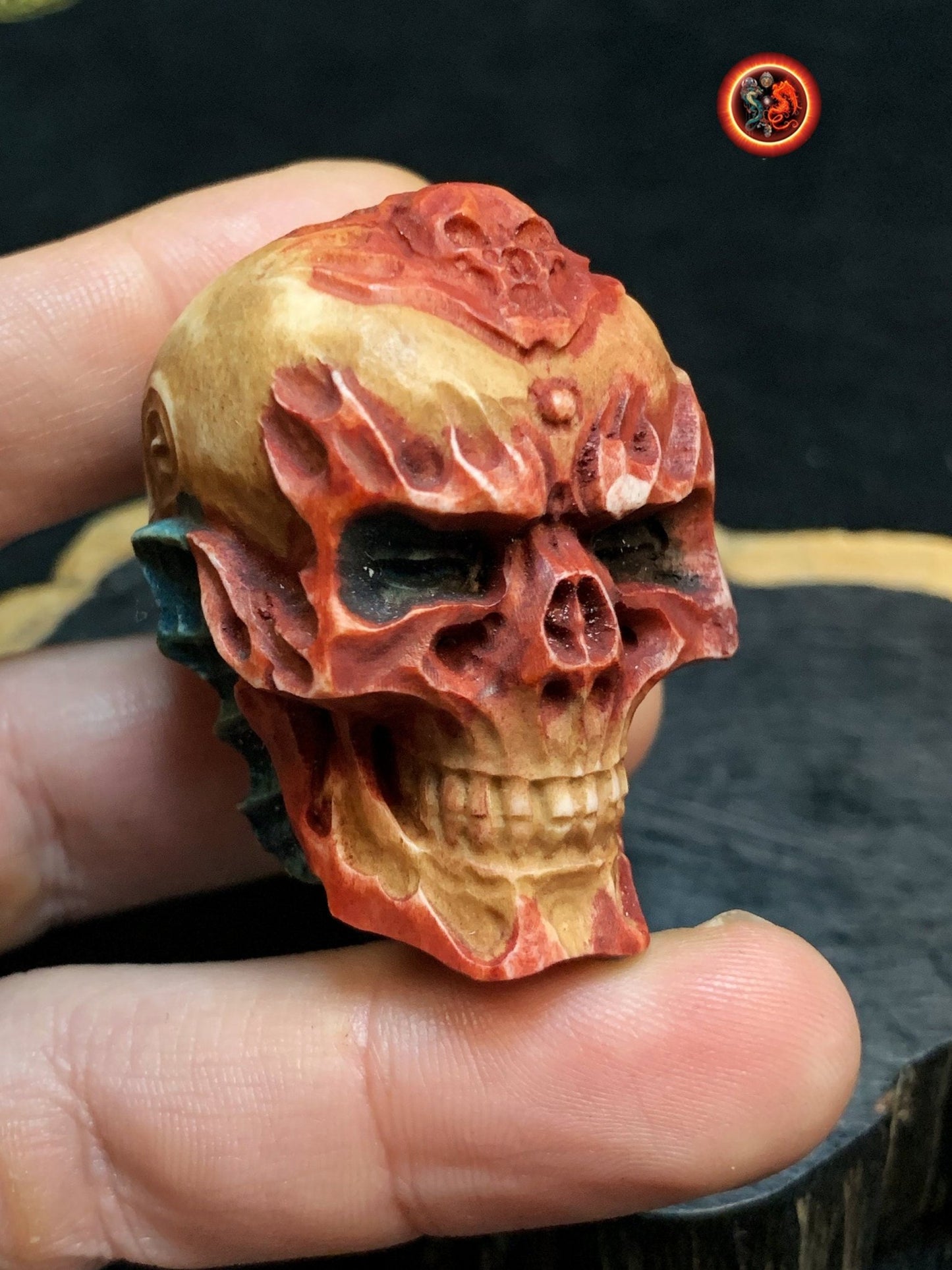 Netsuke, crâne sculpté dans du bois de cerf. Crâne percé en haut possibilité de le porter en pendentif. Pièce rare de collection. - obsidian dragon