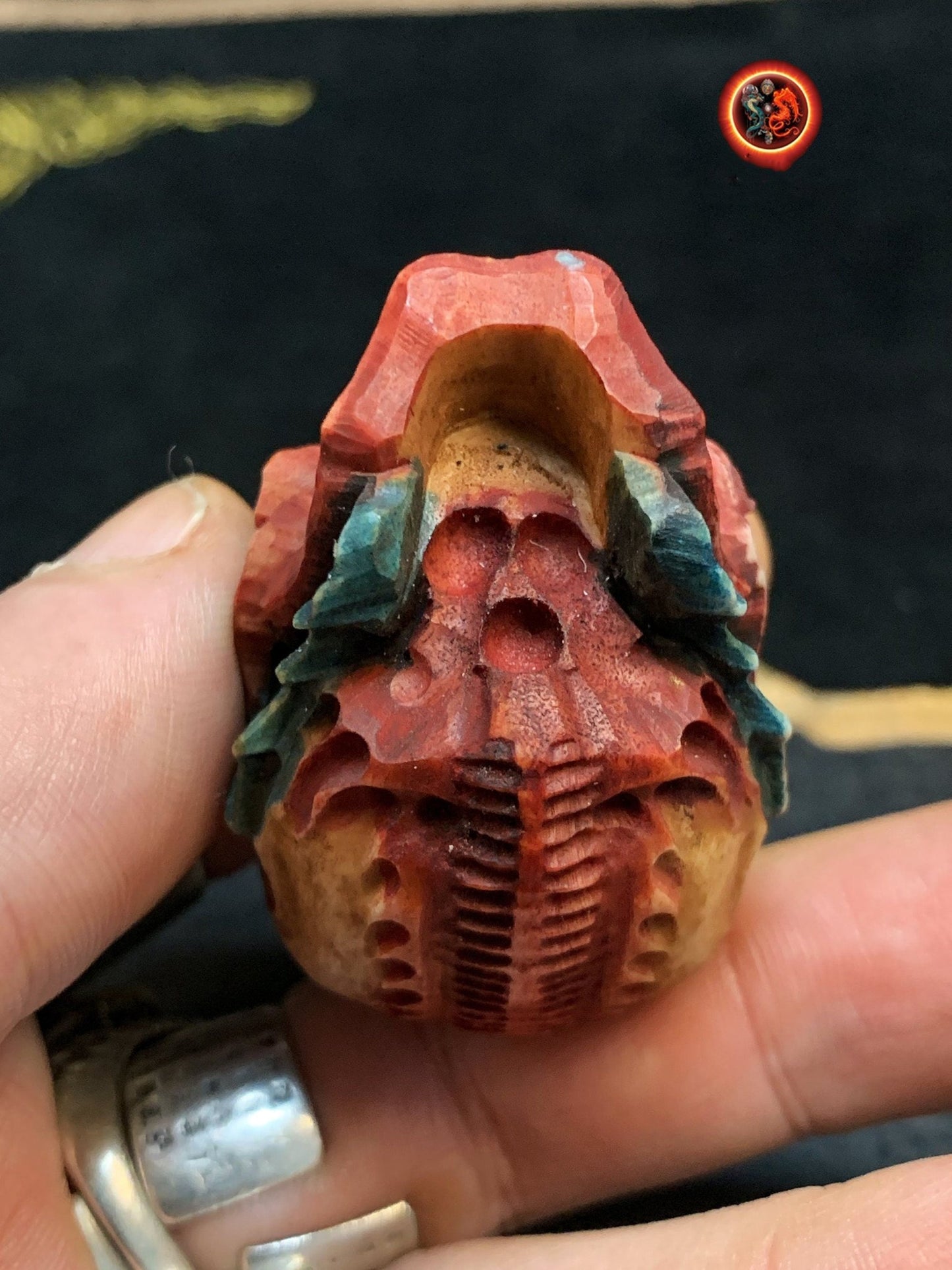 Netsuke, crâne sculpté dans du bois de cerf. Crâne percé en haut possibilité de le porter en pendentif. Pièce rare de collection. - obsidian dragon