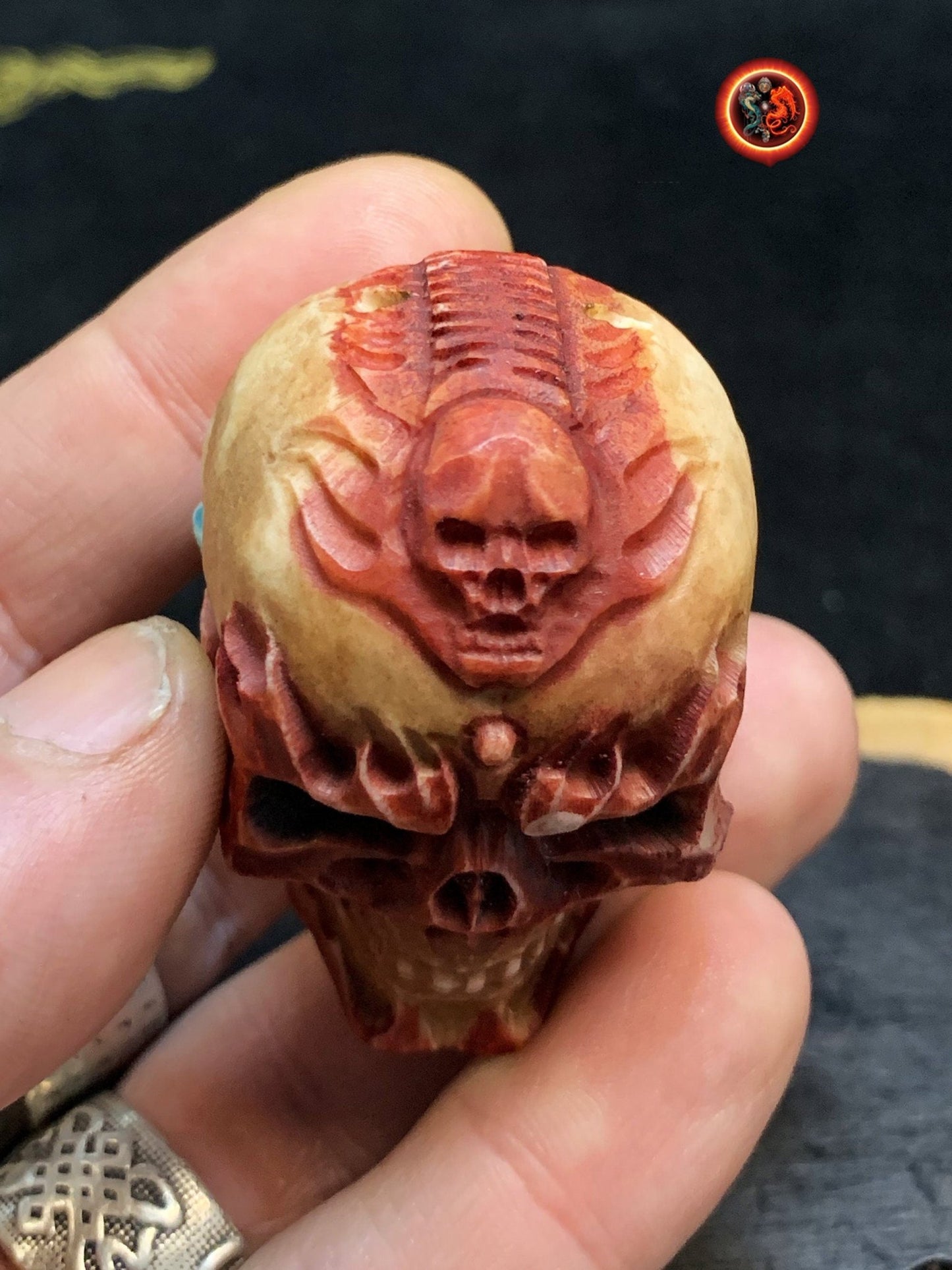 Netsuke, crâne sculpté dans du bois de cerf. Crâne percé en haut possibilité de le porter en pendentif. Pièce rare de collection. - obsidian dragon