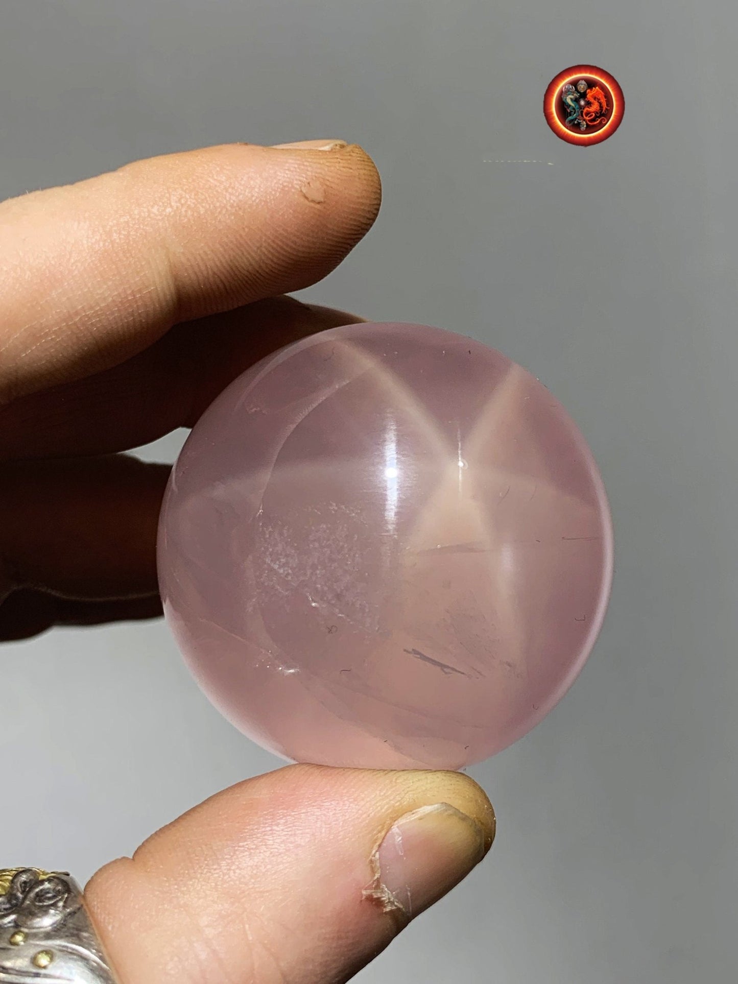 Sphère, quartz rose étoilé, quartz rose astérié ou quartz rose astérisé. Provenance du Mozambique. quartz rose naturel. 46mm de diamètre - obsidian dragon
