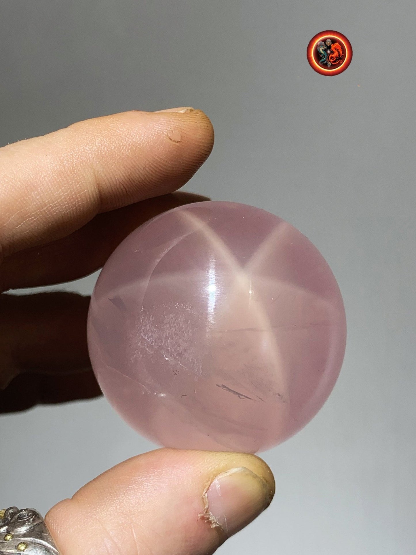 Sphère, quartz rose étoilé, quartz rose astérié ou quartz rose astérisé. Provenance du Mozambique. quartz rose naturel. 46mm de diamètre - obsidian dragon