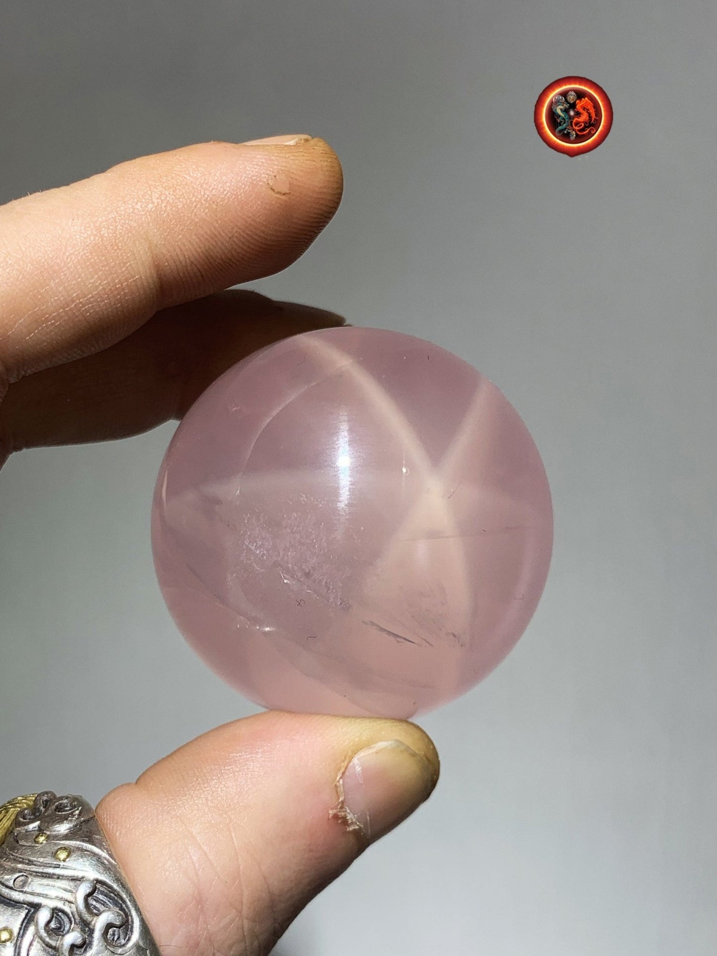 Sphère, quartz rose étoilé, quartz rose astérié ou quartz rose astérisé. Provenance du Mozambique. quartz rose naturel. 46mm de diamètre - obsidian dragon