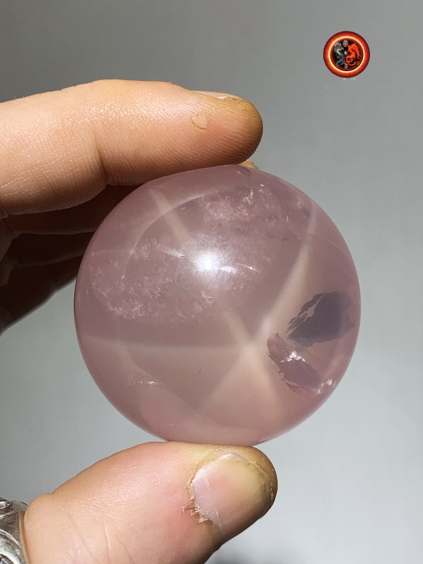 Sphère, quartz rose étoilé, quartz rose astérié ou quartz rose astérisé. Provenance du Mozambique. quartz rose naturel. 46mm de diamètre - obsidian dragon