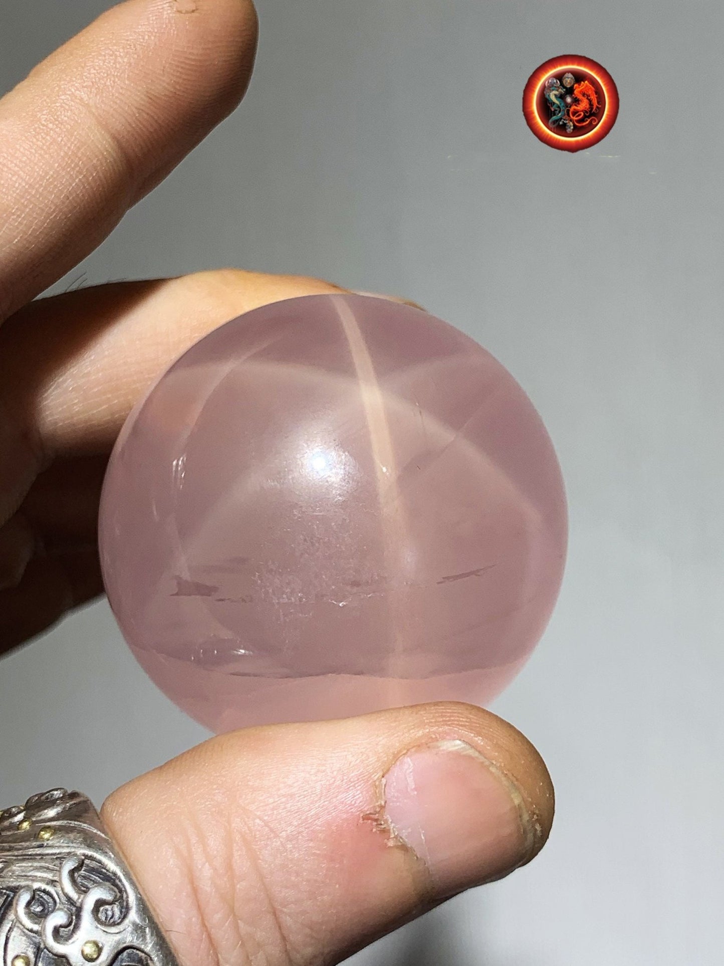 Sphère, quartz rose étoilé, quartz rose astérié ou quartz rose astérisé. Provenance du Mozambique. quartz rose naturel. 46mm de diamètre - obsidian dragon