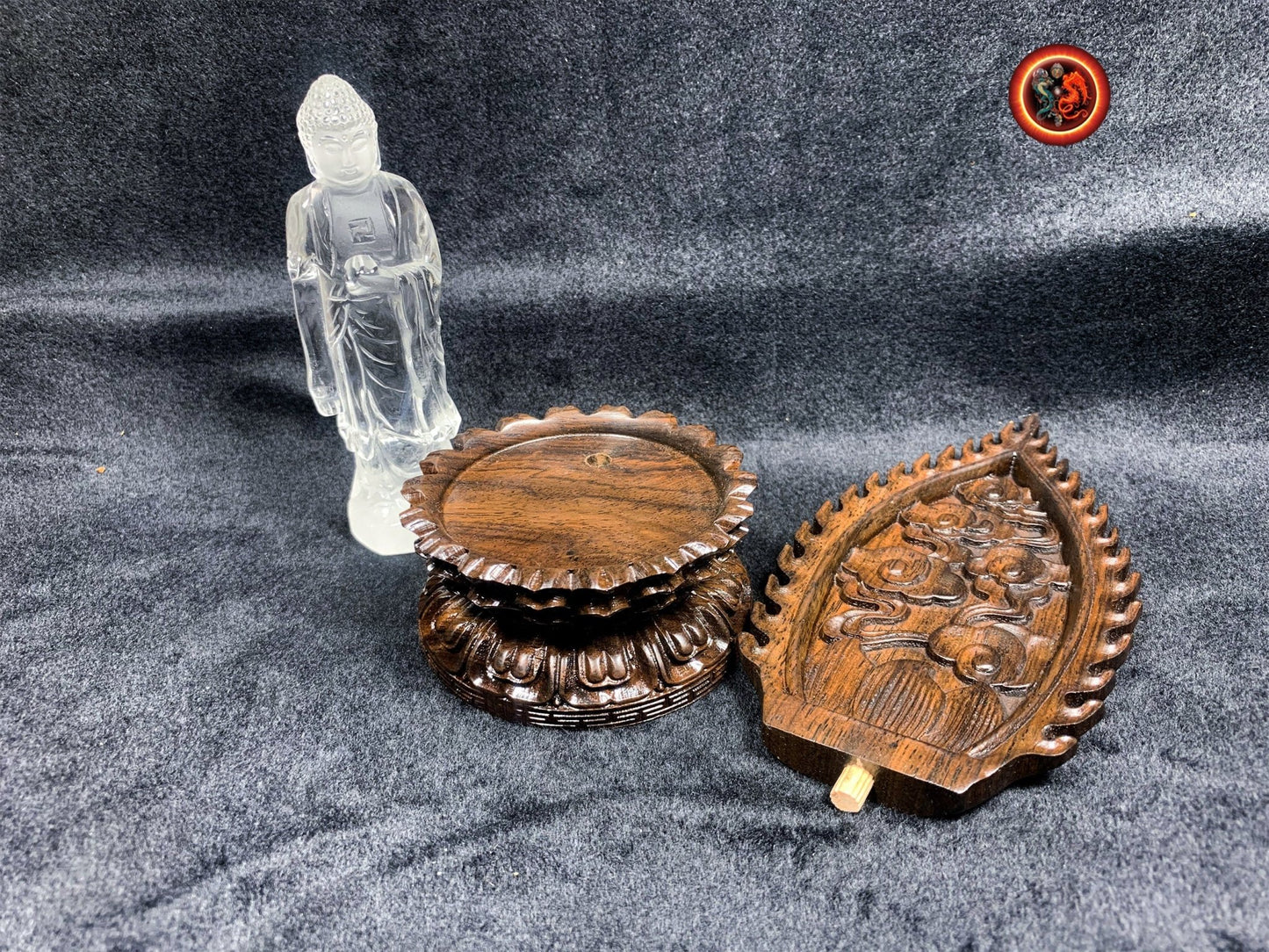 Statuette Bouddha Amitabha, Amida, Amitofo des terres pures de l'ouest. Cristal de roche de grande qualité, certifié. Support en palissandre - obsidian dragon