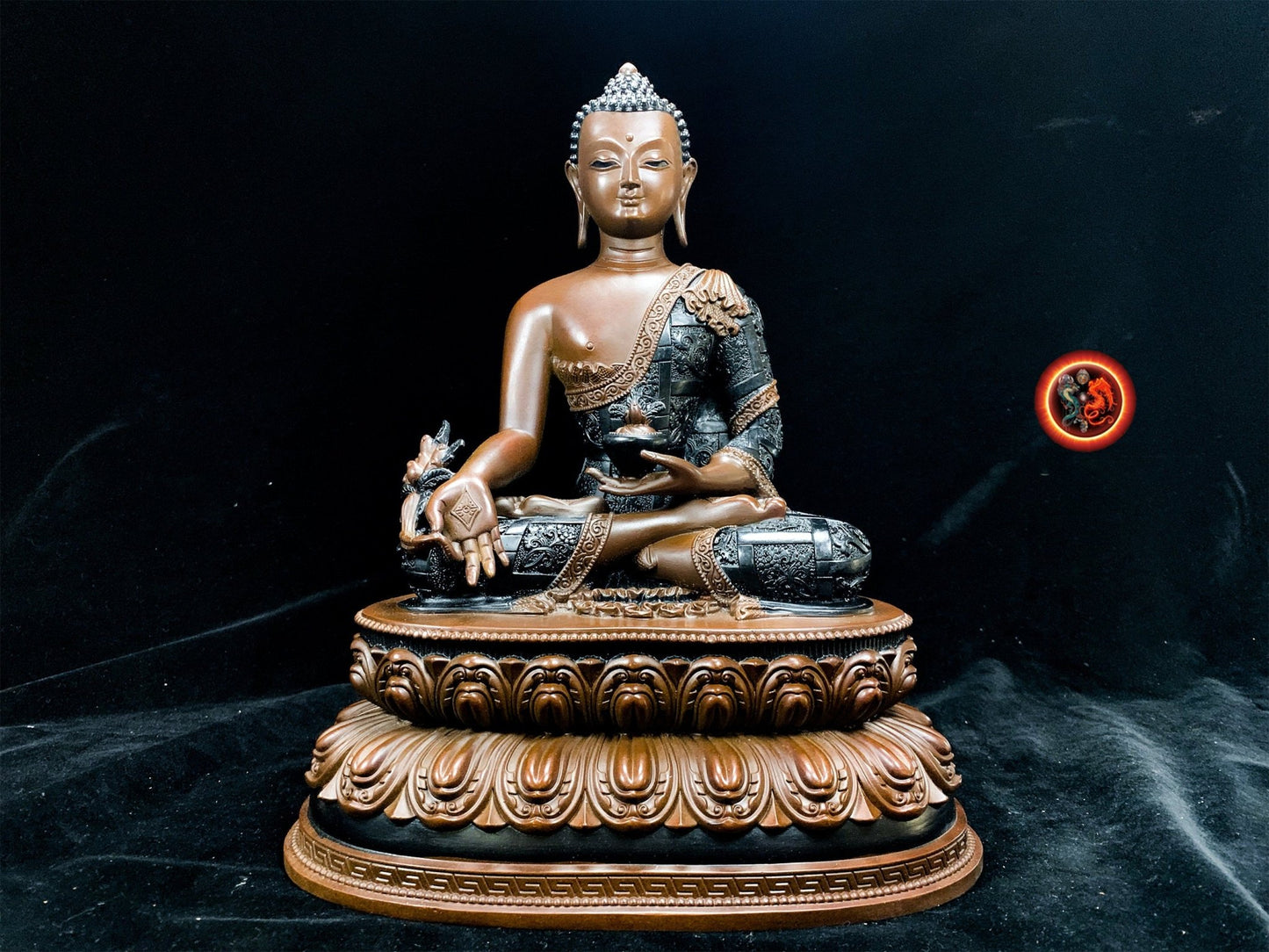 exceptionnelle statue statuette bouddhiste. Bouddha médecine, Bhaishajyaguru. Bronze de haute qualité patine exceptionnelle. Pièce rare - obsidian dragon