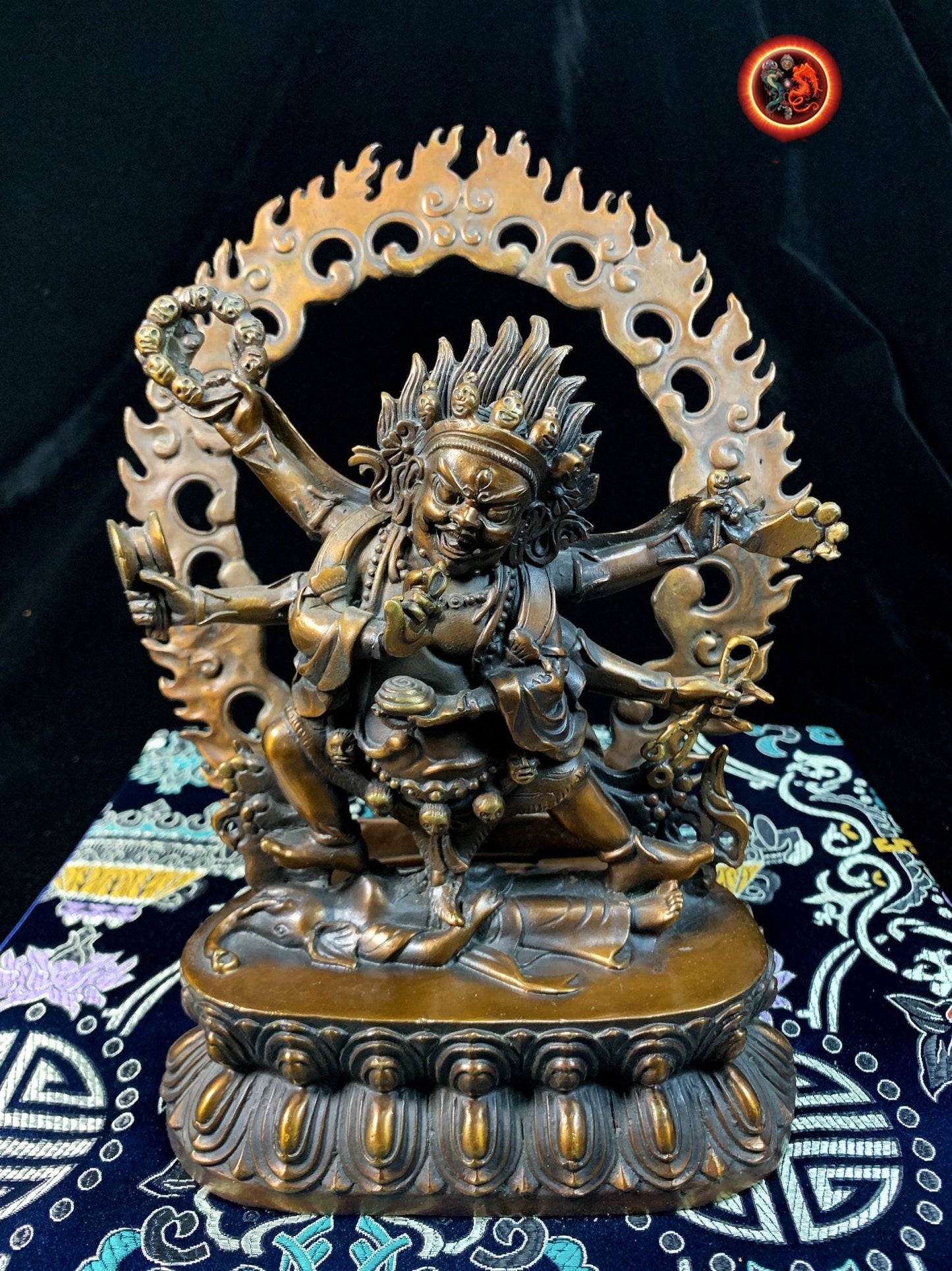 Statue bouddha. ésotérique, tantrique, Mahakala à 6 bras Dharmapala et protecteur Yi dam. Bronze violet. Bouddhisme tibétain vajrayana - obsidian dragon