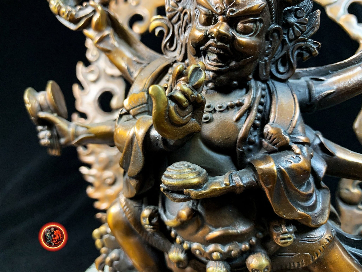 Statue bouddha. ésotérique, tantrique, Mahakala à 6 bras Dharmapala et protecteur Yi dam. Bronze violet. Bouddhisme tibétain vajrayana - obsidian dragon