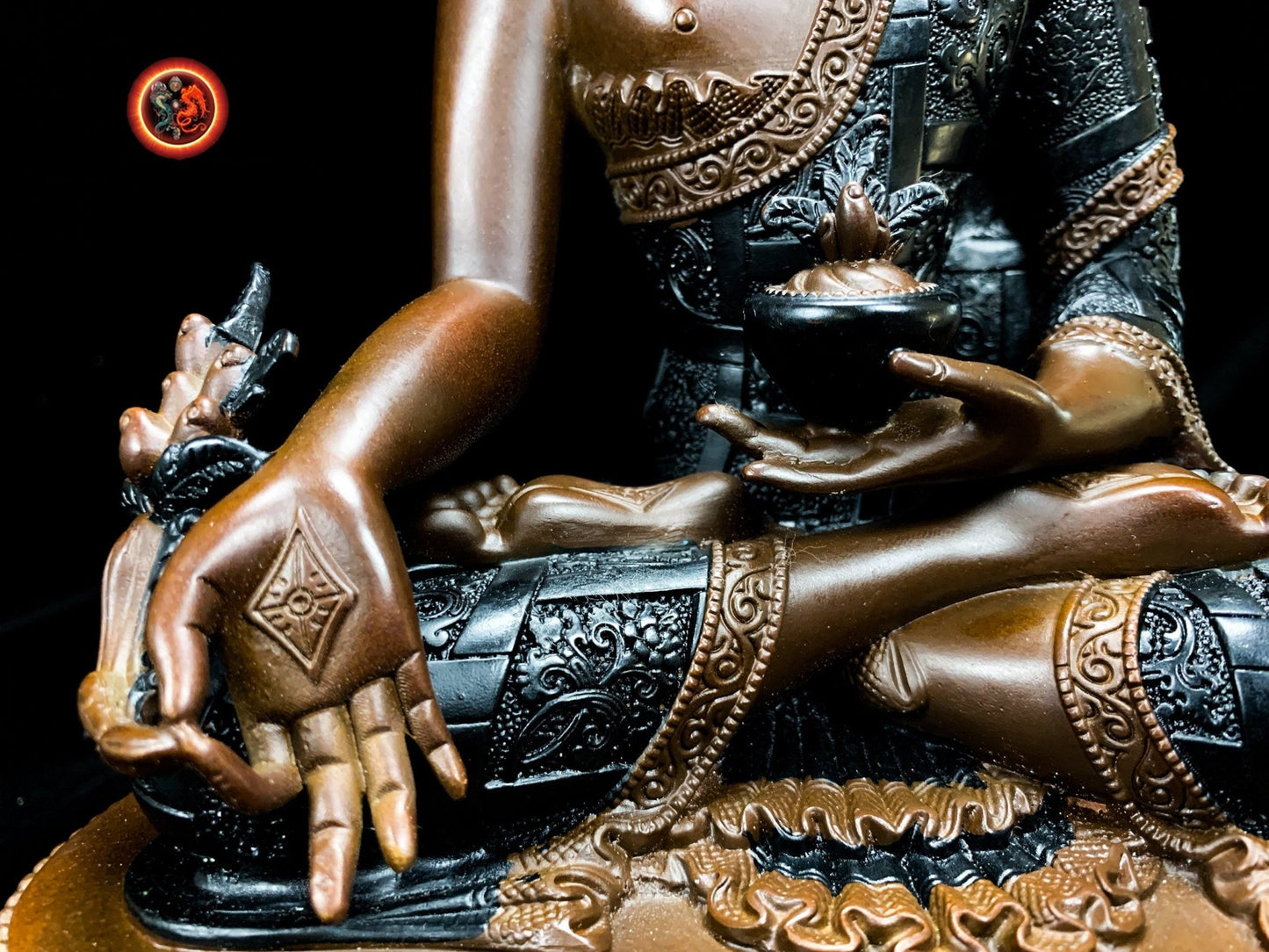 exceptionnelle statue statuette bouddhiste. Bouddha médecine, Bhaishajyaguru. Bronze de haute qualité patine exceptionnelle. Pièce rare - obsidian dragon