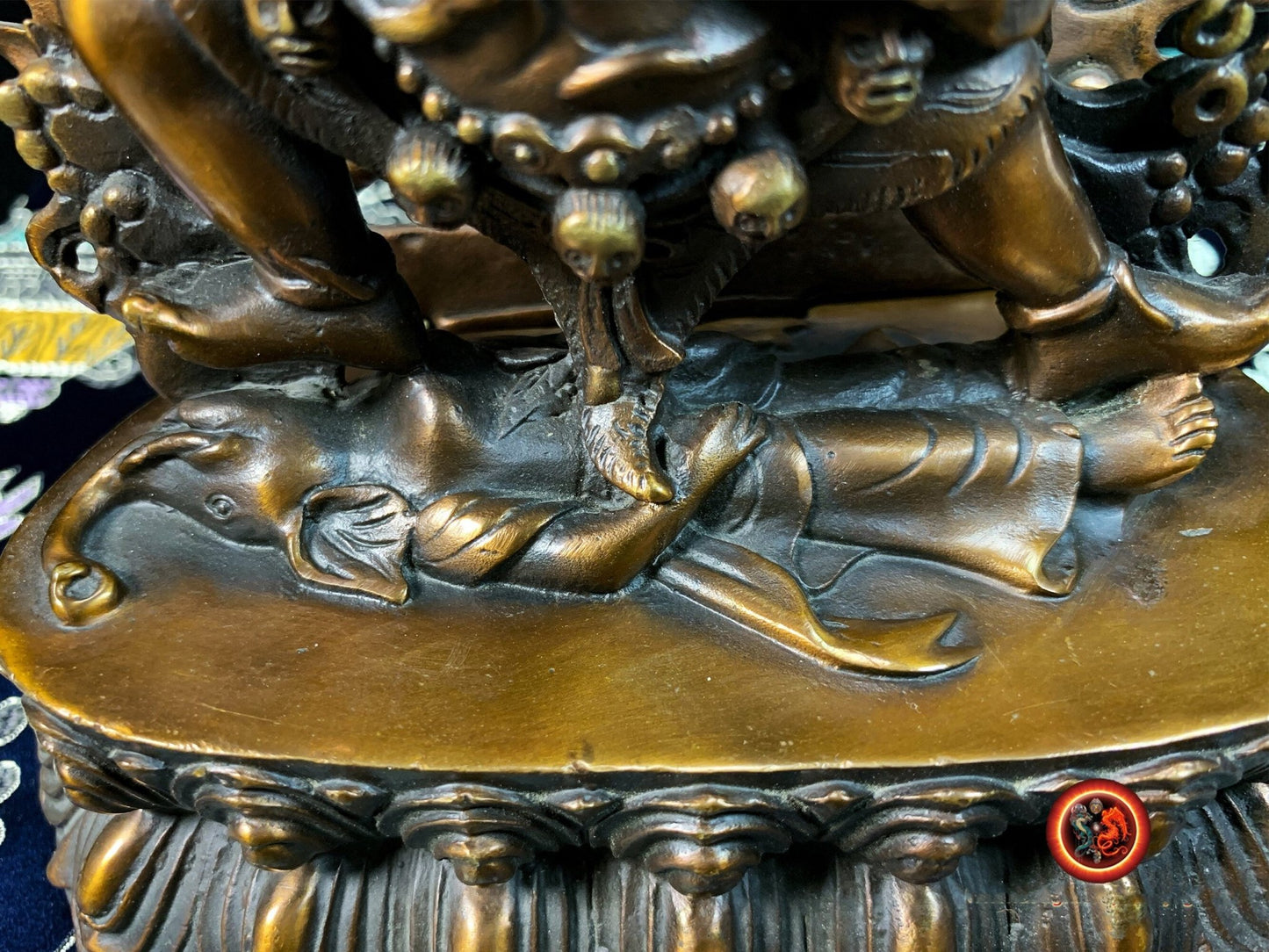 Statue bouddha. ésotérique, tantrique, Mahakala à 6 bras Dharmapala et protecteur Yi dam. Bronze violet. Bouddhisme tibétain vajrayana - obsidian dragon