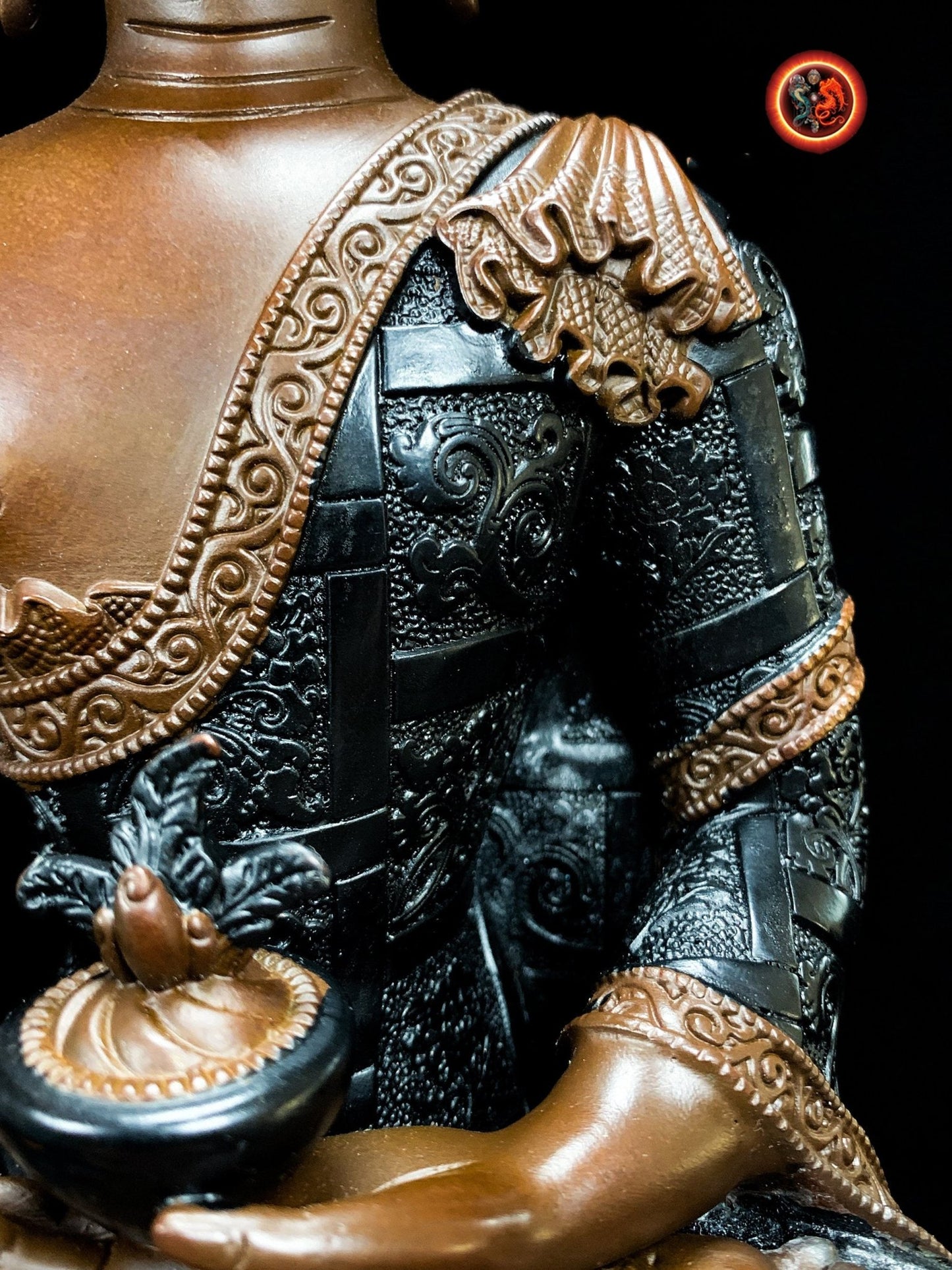 exceptionnelle statue statuette bouddhiste. Bouddha médecine, Bhaishajyaguru. Bronze de haute qualité patine exceptionnelle. Pièce rare - obsidian dragon