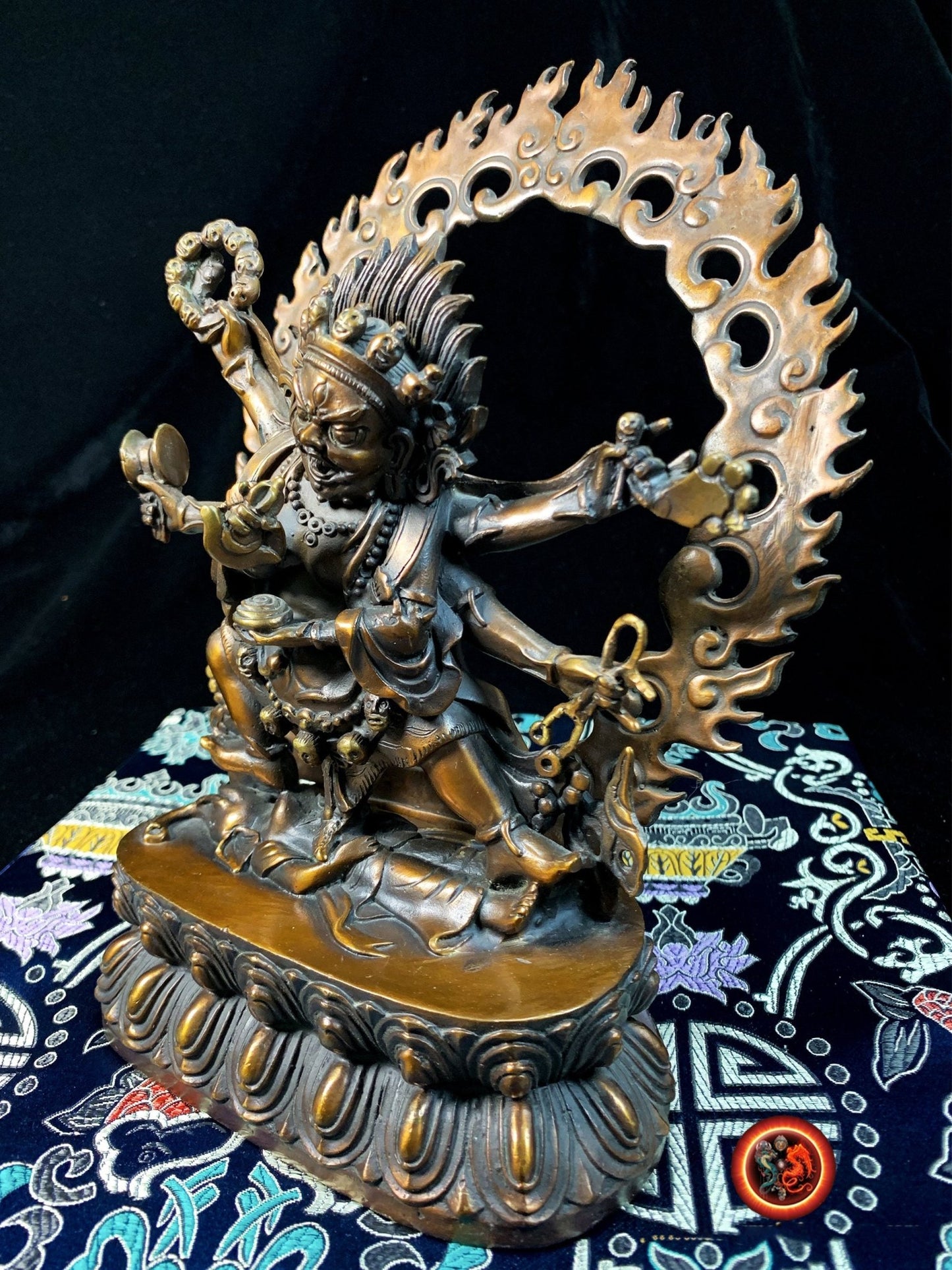 Statue bouddha. ésotérique, tantrique, Mahakala à 6 bras Dharmapala et protecteur Yi dam. Bronze violet. Bouddhisme tibétain vajrayana - obsidian dragon