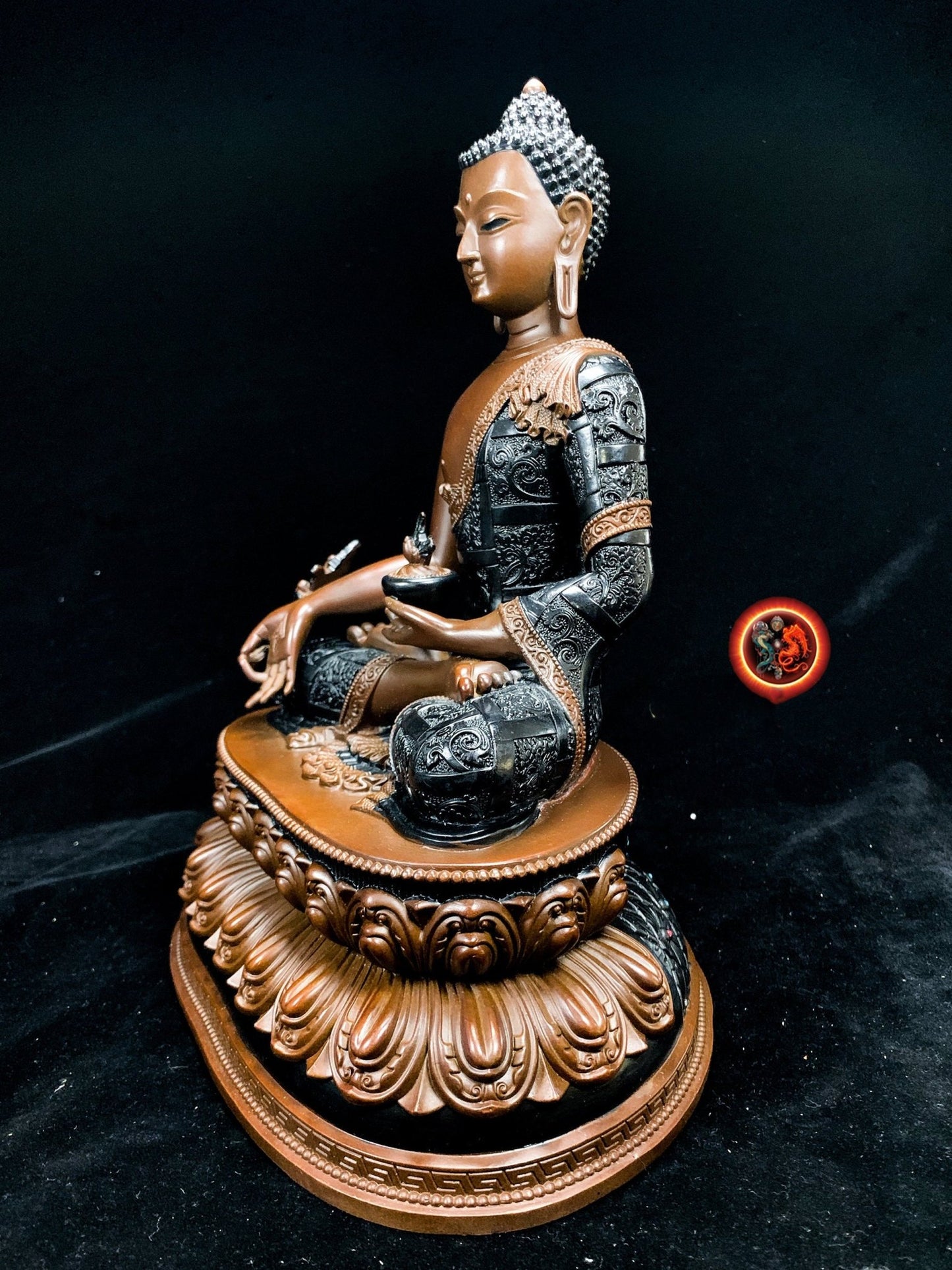 exceptionnelle statue statuette bouddhiste. Bouddha médecine, Bhaishajyaguru. Bronze de haute qualité patine exceptionnelle. Pièce rare - obsidian dragon