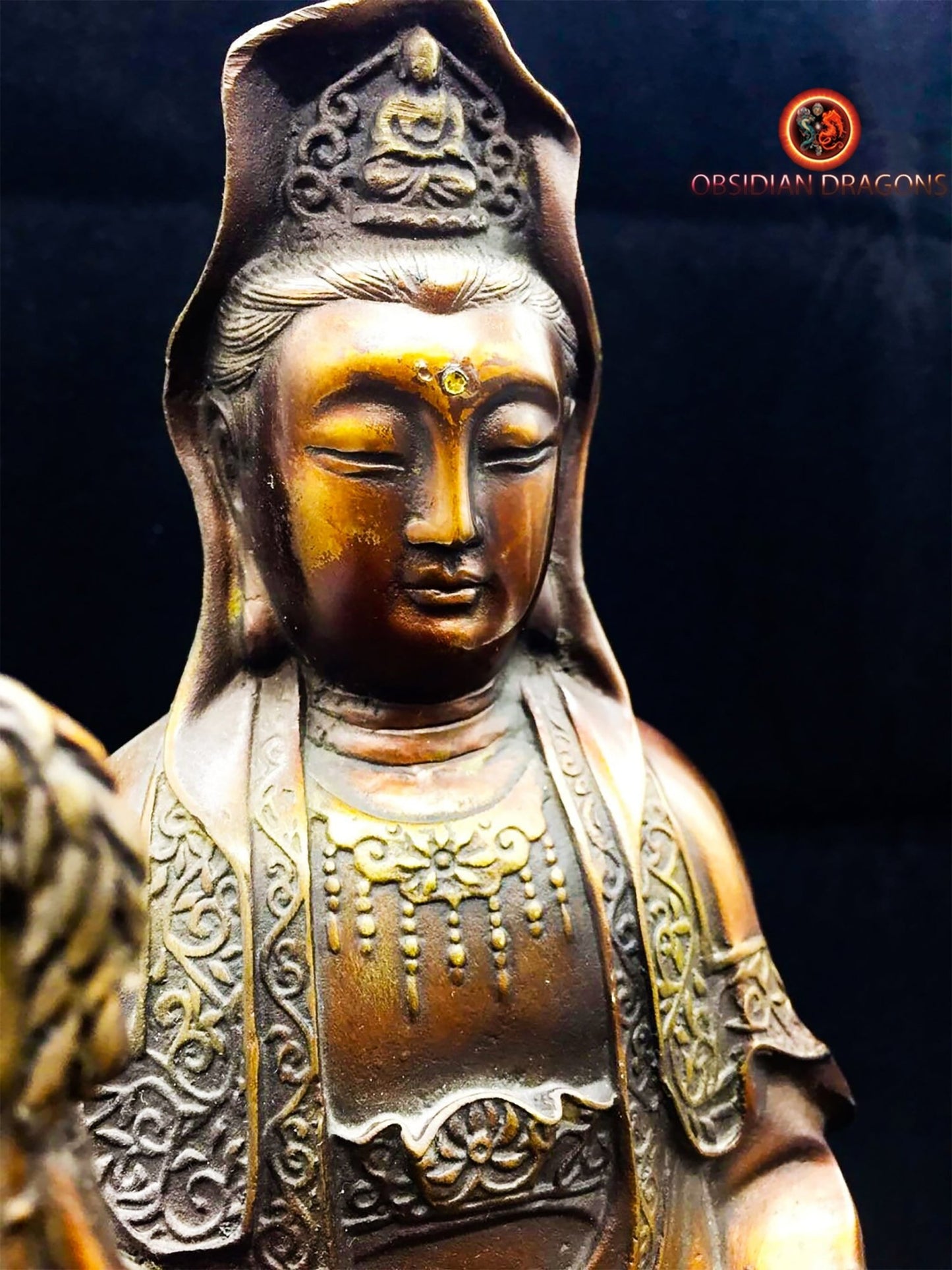 Statuette bouddhiste, statue bouddha. Guan Yin bodhisattva. Statue de temple traditionnelle en bronze - obsidian dragon