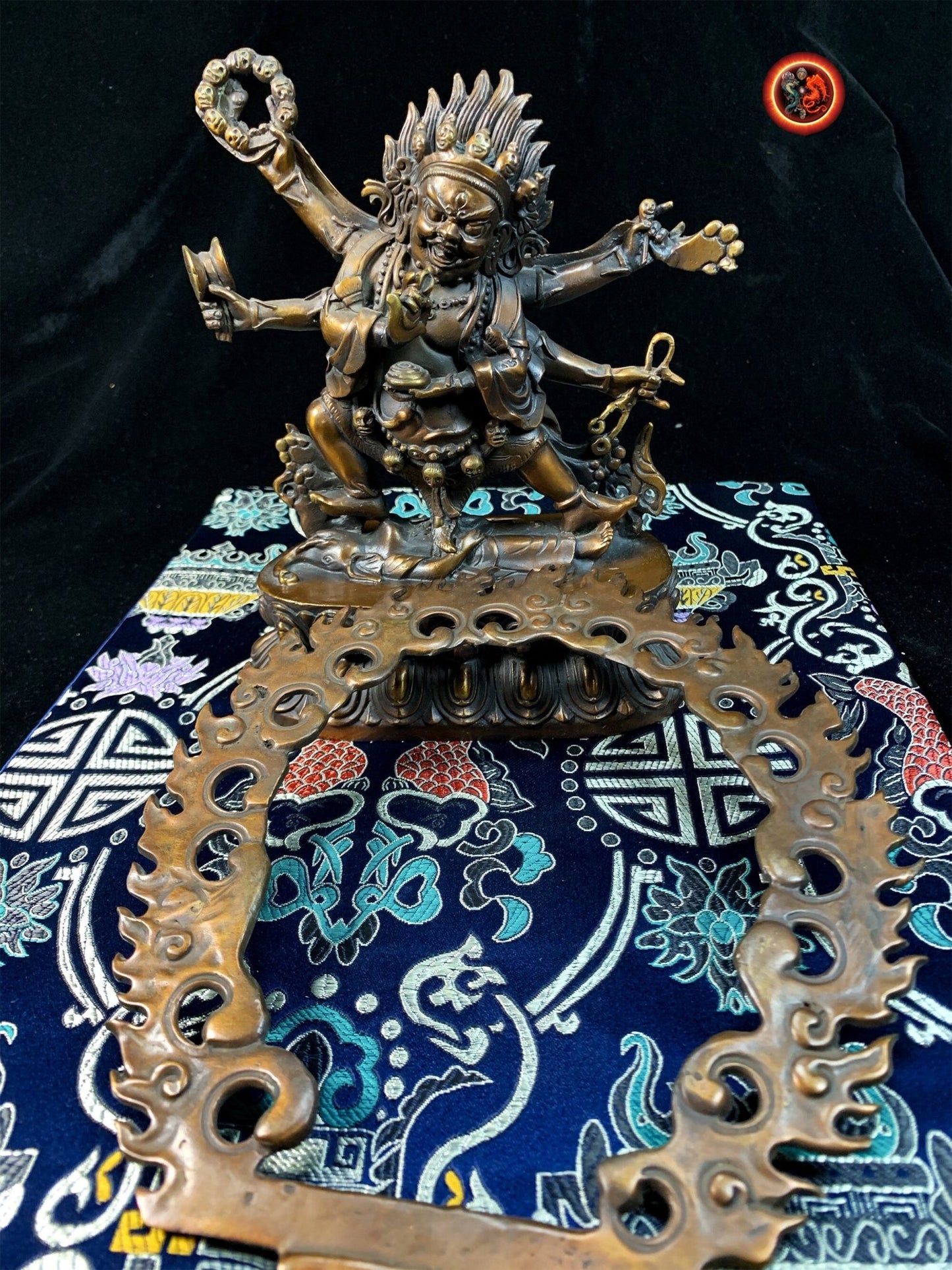 Statue bouddha. ésotérique, tantrique, Mahakala à 6 bras Dharmapala et protecteur Yi dam. Bronze violet. Bouddhisme tibétain vajrayana - obsidian dragon