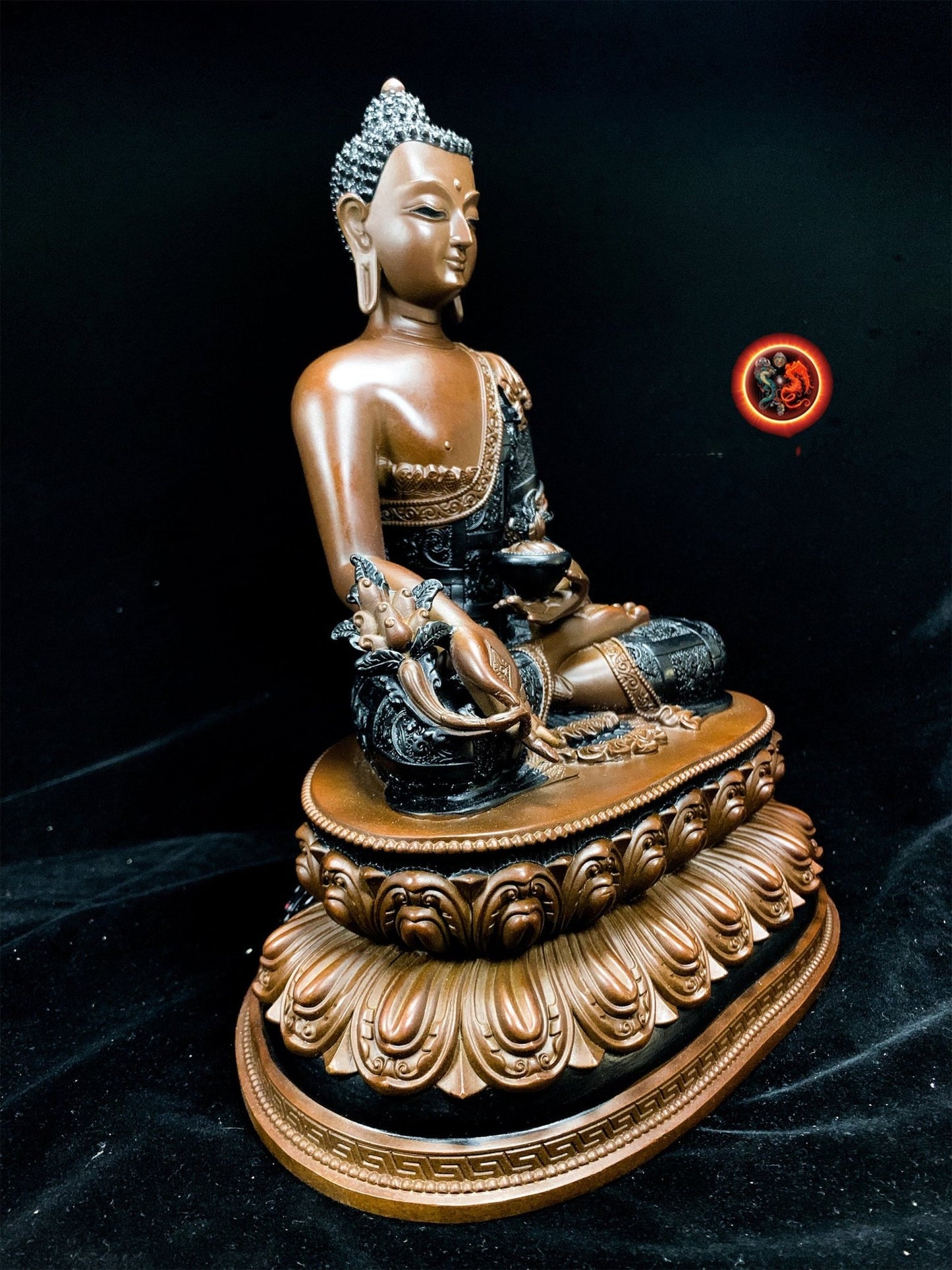 exceptionnelle statue statuette bouddhiste. Bouddha médecine, Bhaishajyaguru. Bronze de haute qualité patine exceptionnelle. Pièce rare - obsidian dragon